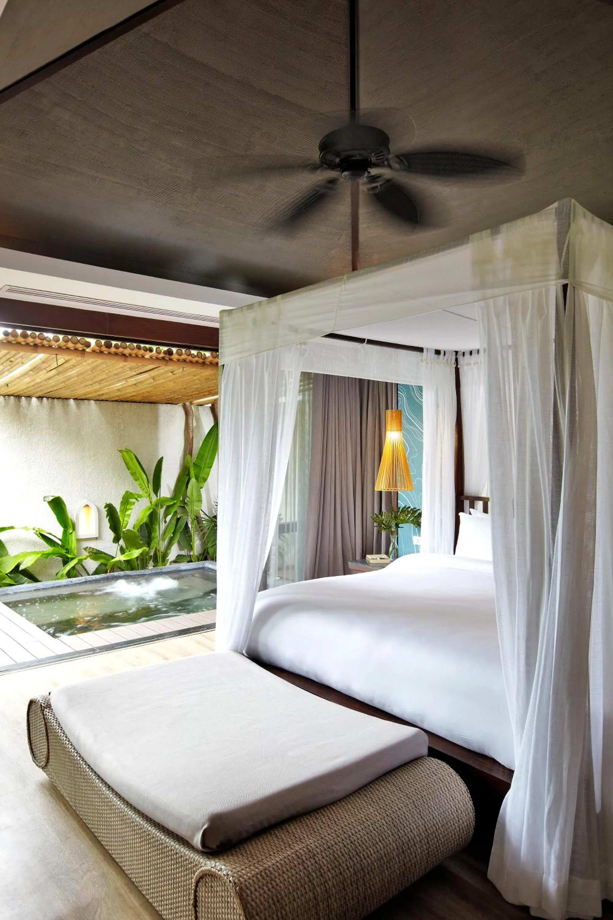Bed in Sareeraya Villas & Suites