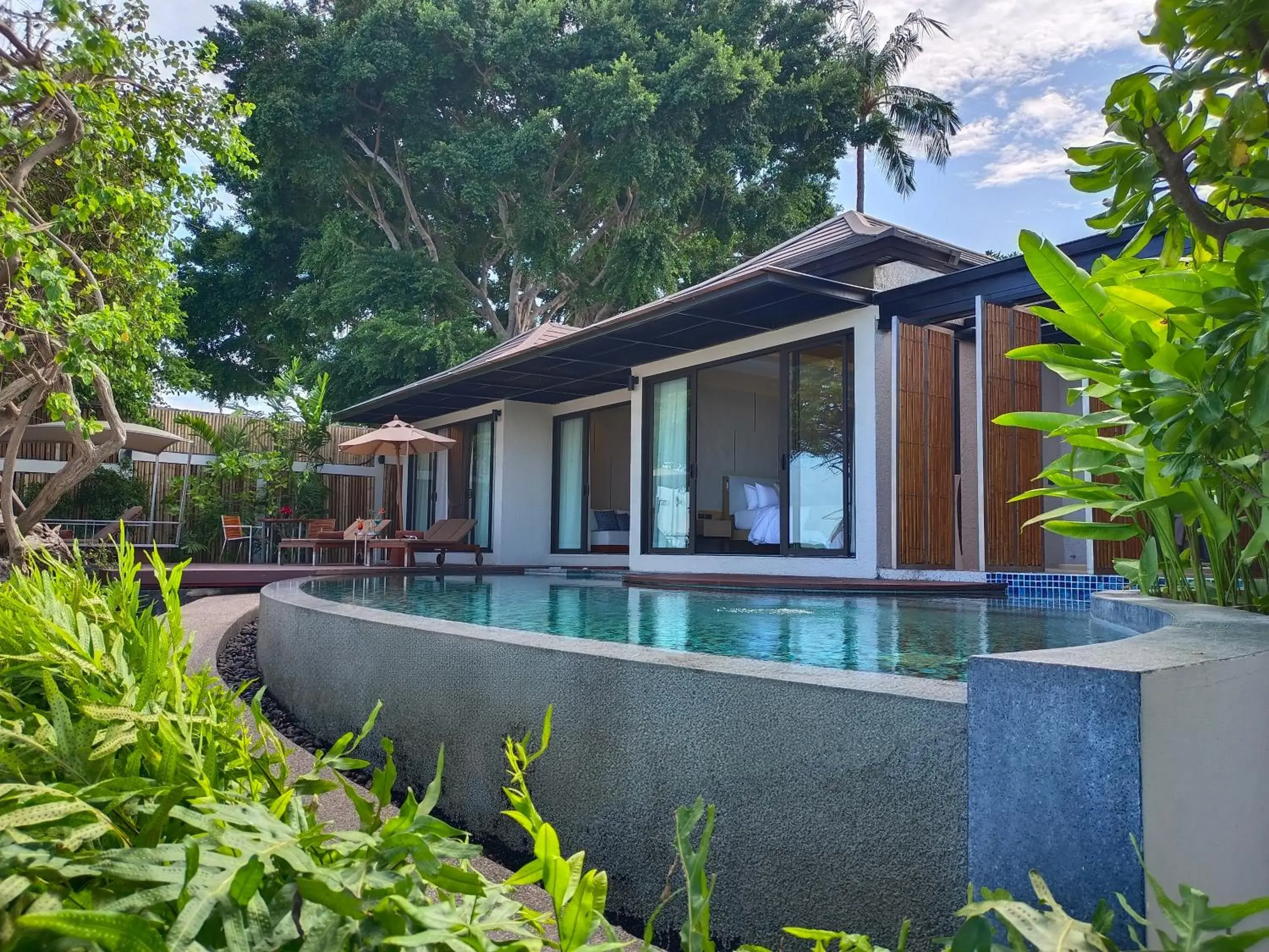 Property building in Sareeraya Villas & Suites Property building in Sareeraya Villas & Suites