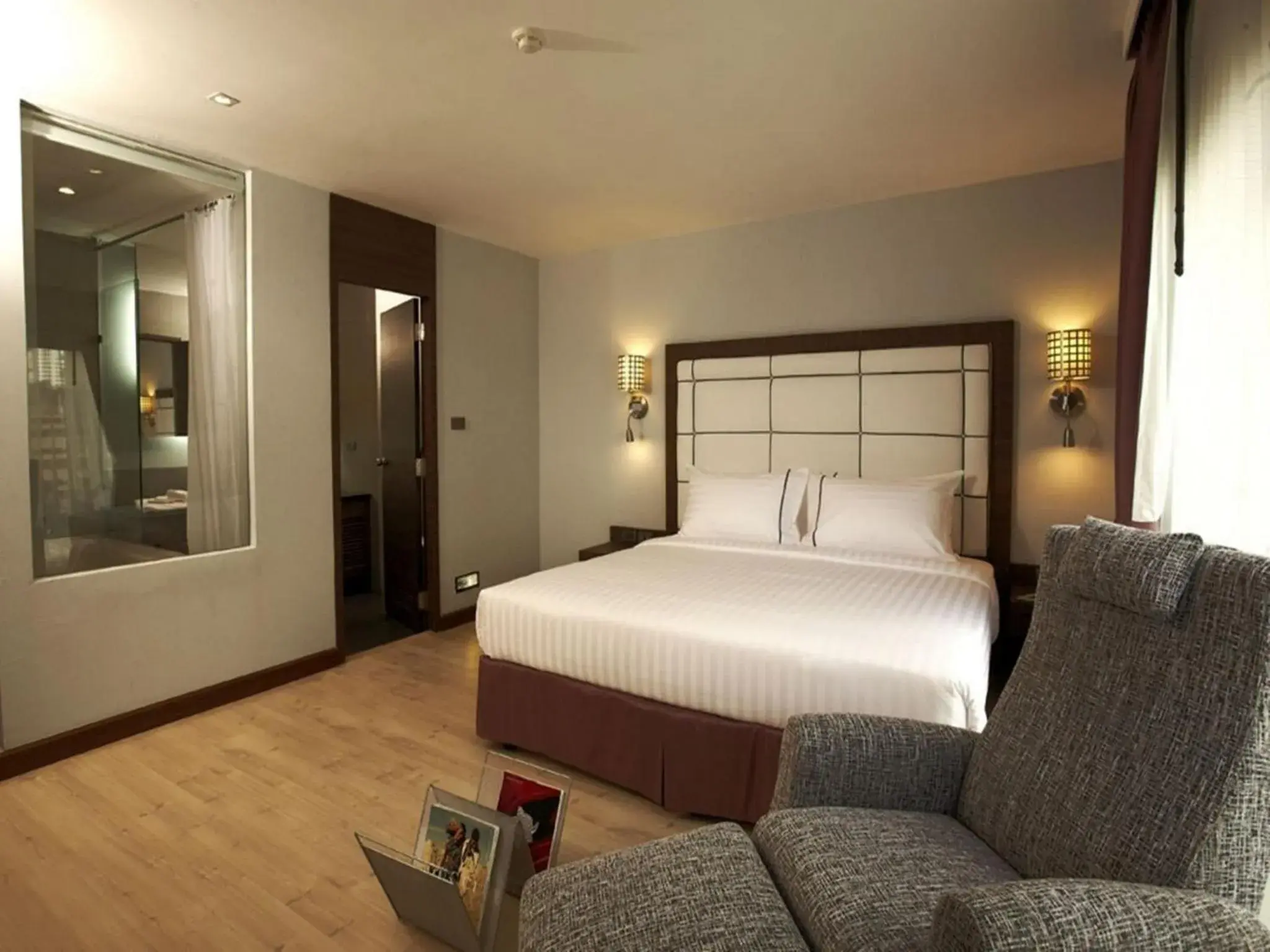 Deluxe Double Room - single occupancy in Sukhumvit Suites Hotel Deluxe Double Room - single occupancy in Sukhumvit Suites Hotel