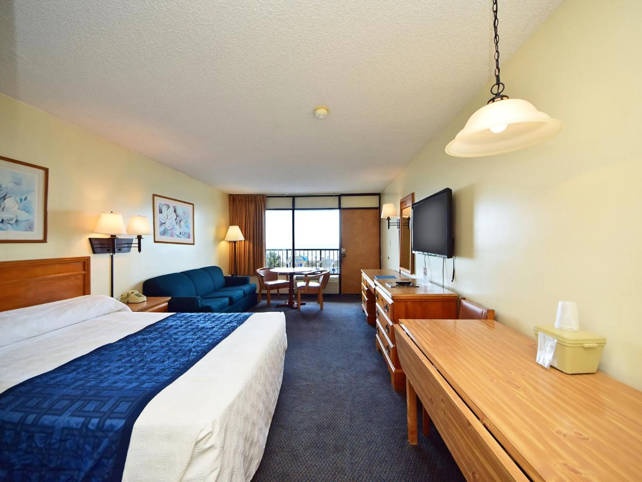 Seating area, Bed in Holiday Sands South