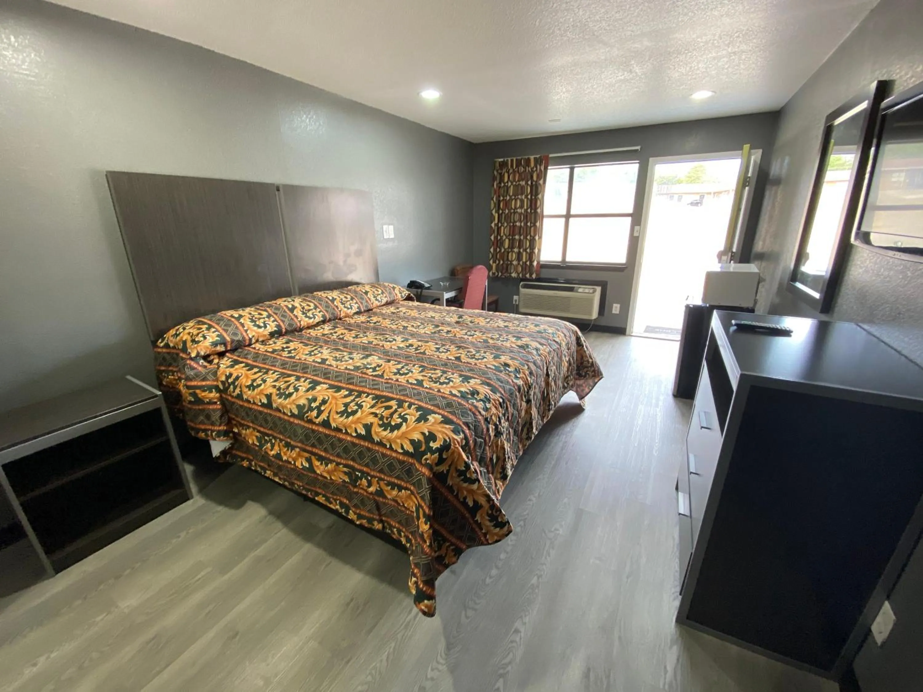 Bed in Town House Motel