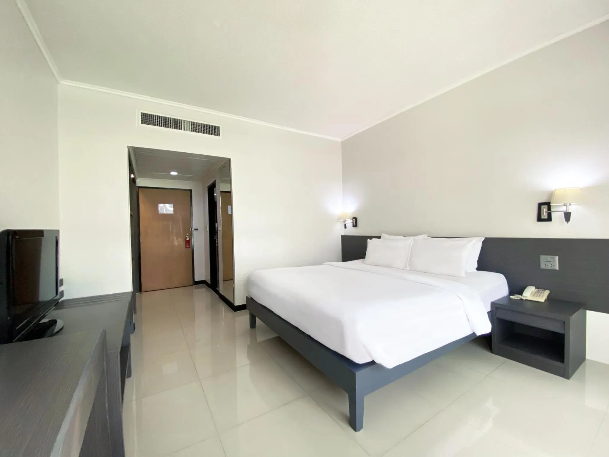 Bedroom, Bed in Pinnacle Lumpinee Park Hotel
