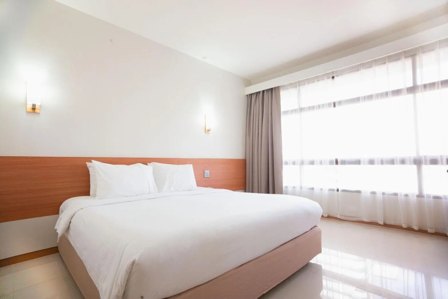 Deluxe Room in Pinnacle Lumpinee Park Hotel