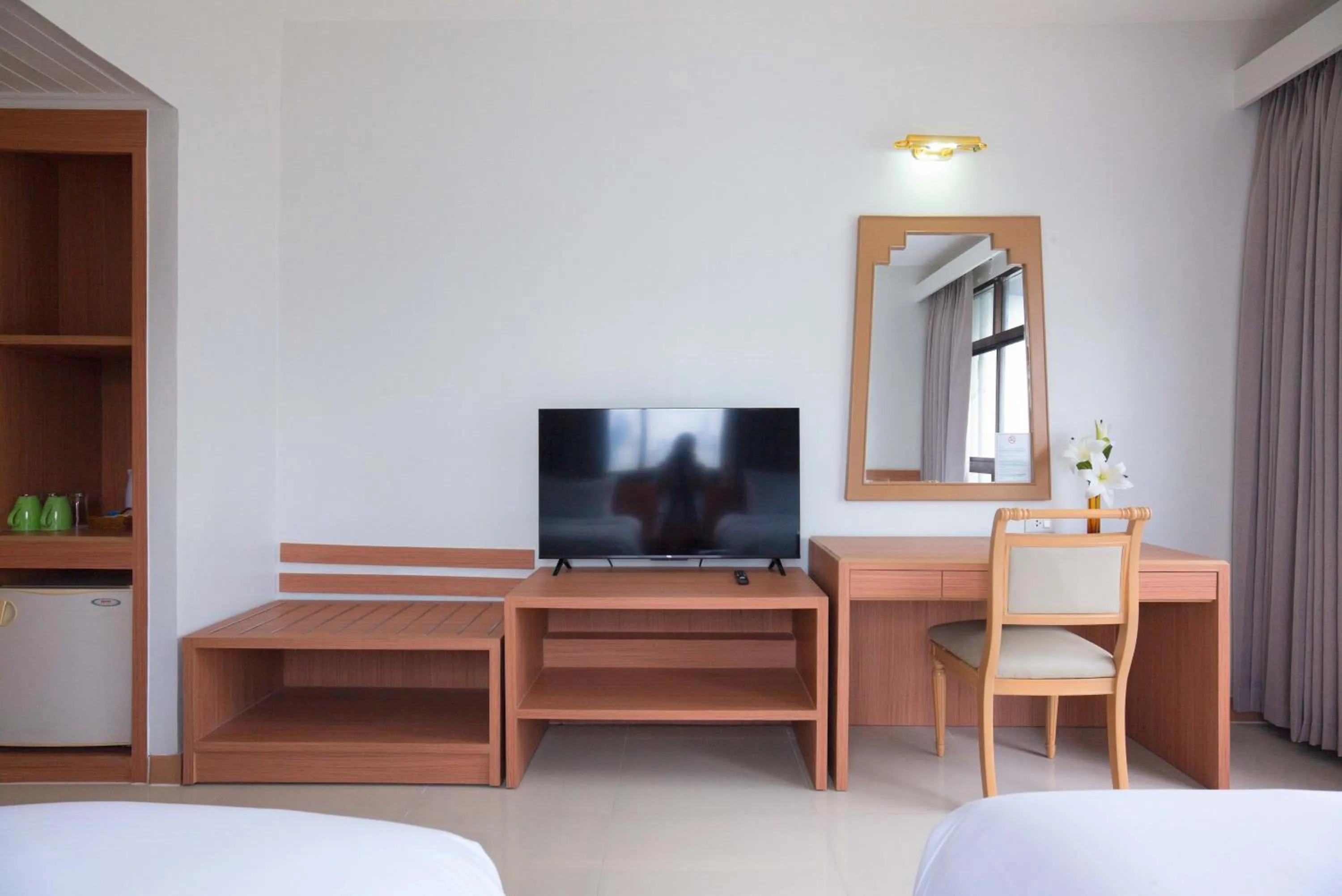 Seating area, Bed in Pinnacle Lumpinee Park Hotel