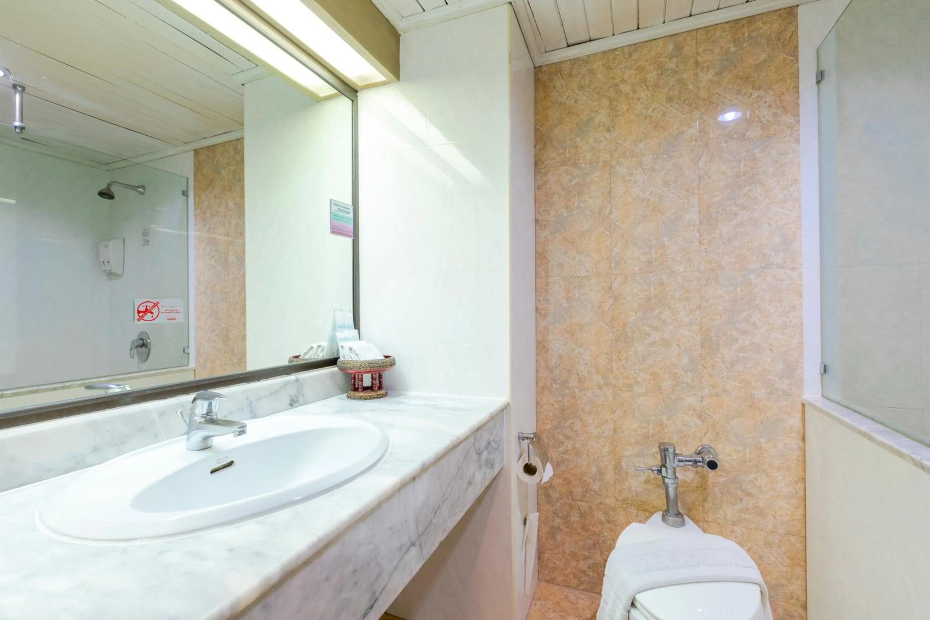 Bathroom in Pinnacle Lumpinee Park Hotel