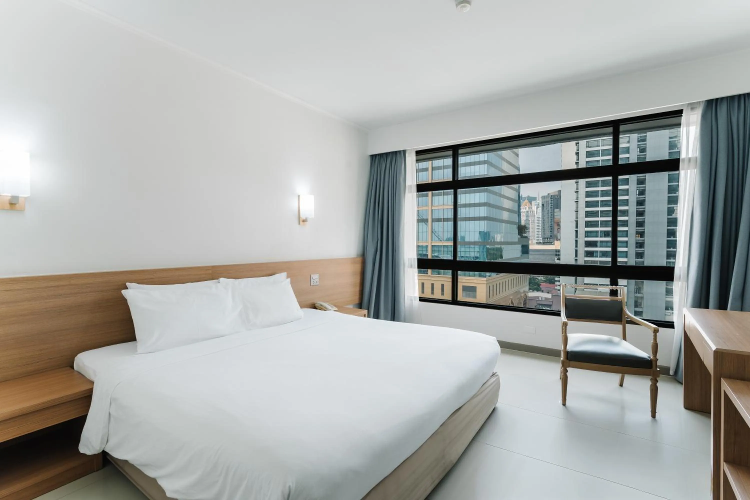 View (from property/room), Bed in Pinnacle Lumpini Park Hotel