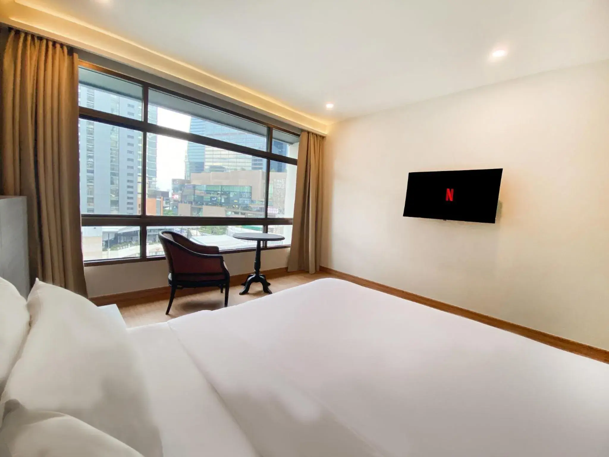 TV and multimedia, Bed in Pinnacle Lumpinee Park Hotel TV and multimedia, Bed in Pinnacle Lumpinee Park Hotel
