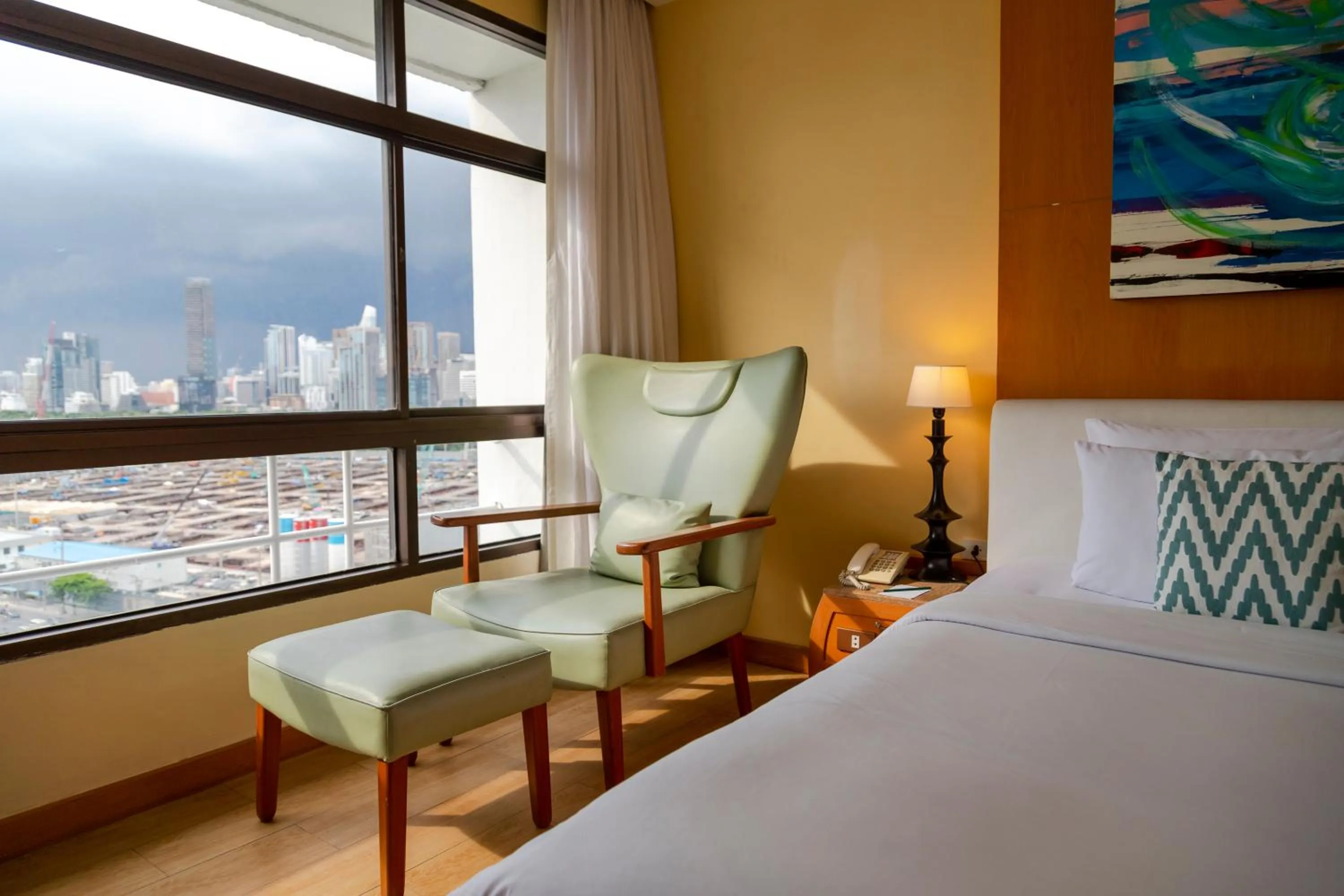 Bedroom, Bed in Pinnacle Lumpinee Park Hotel