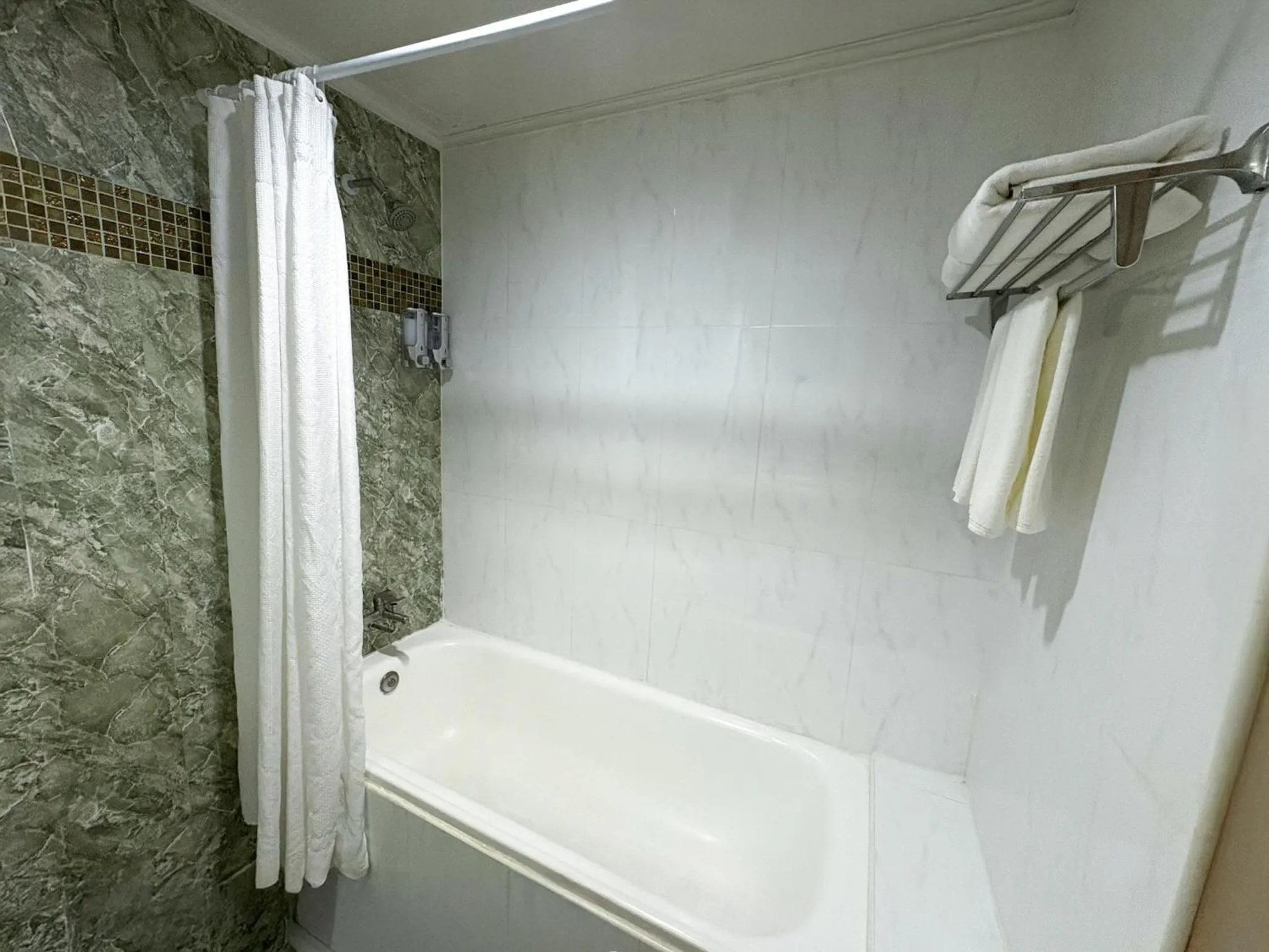 Bathroom in Pinnacle Lumpinee Park Hotel