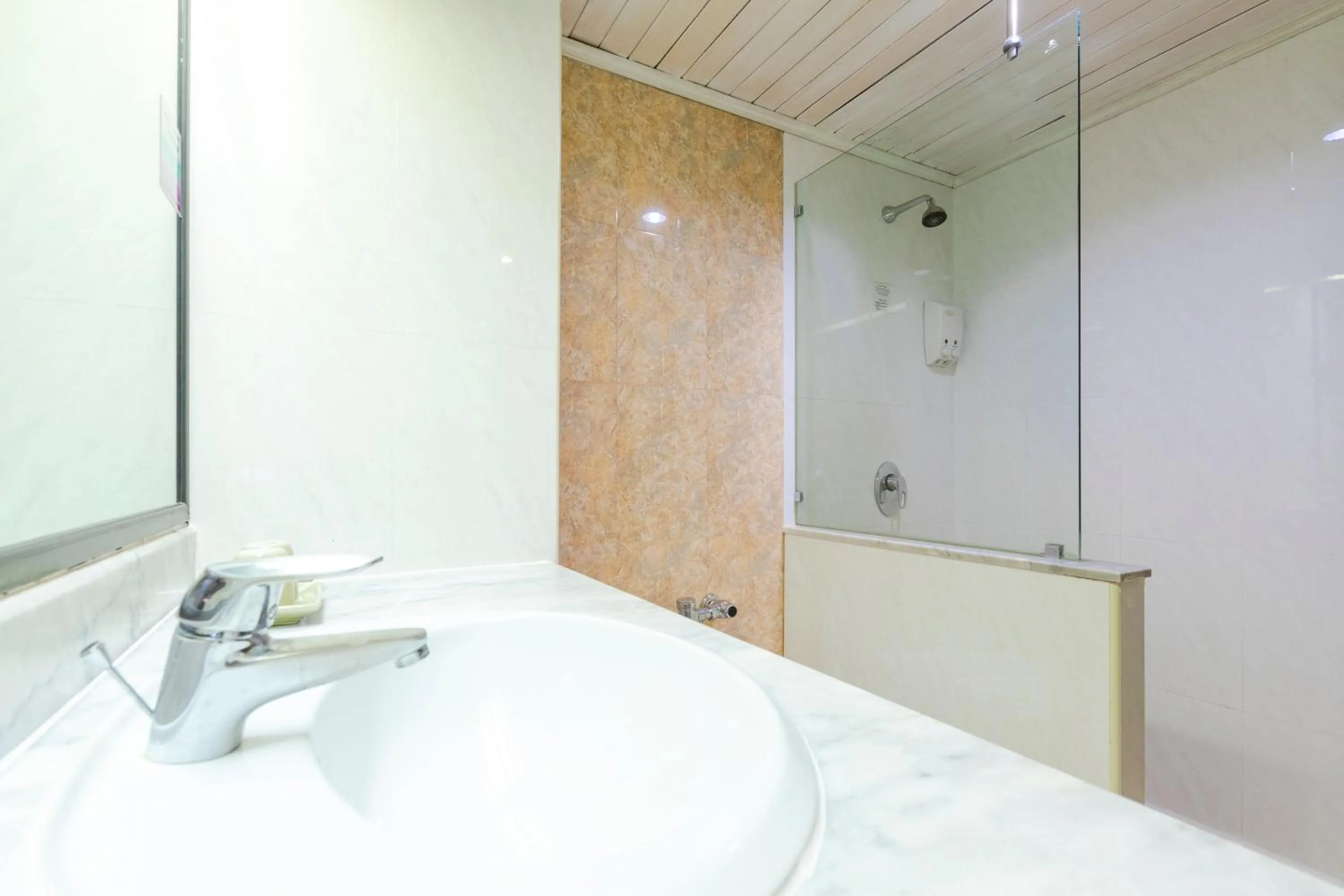 Bathroom in Pinnacle Lumpinee Park Hotel
