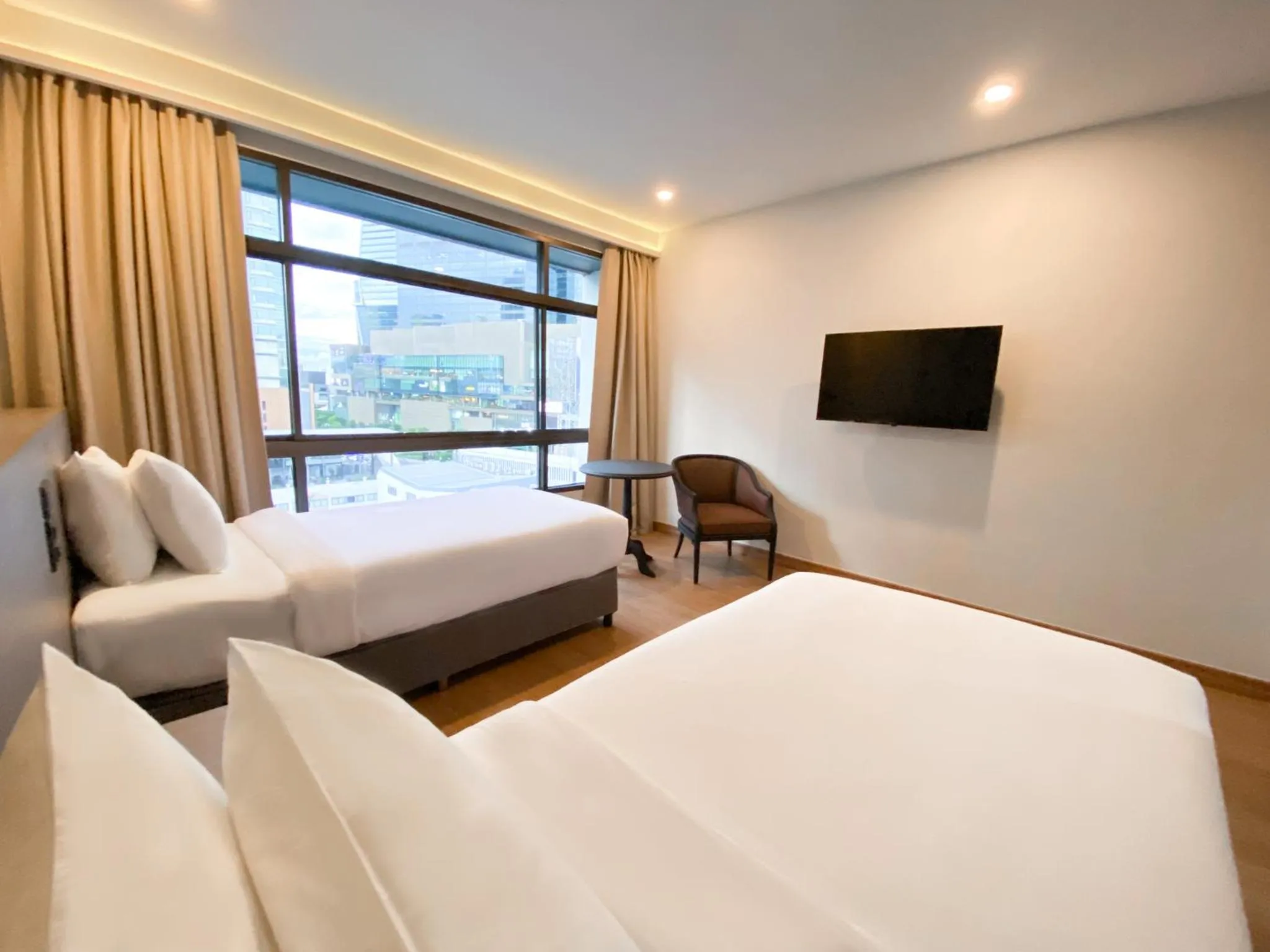 Bathroom, Bed in Pinnacle Lumpinee Park Hotel