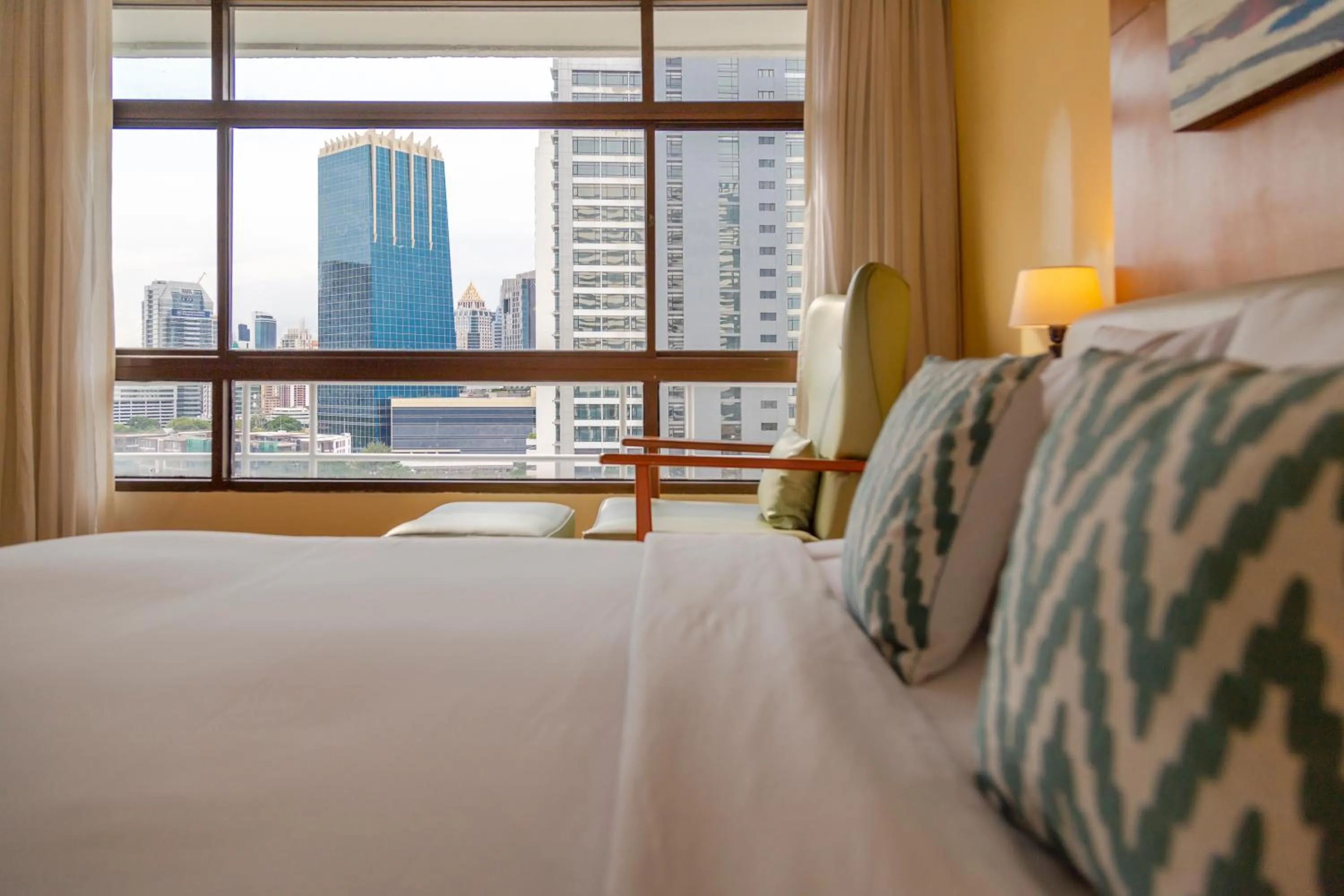 Bedroom, Bed in Pinnacle Lumpinee Park Hotel