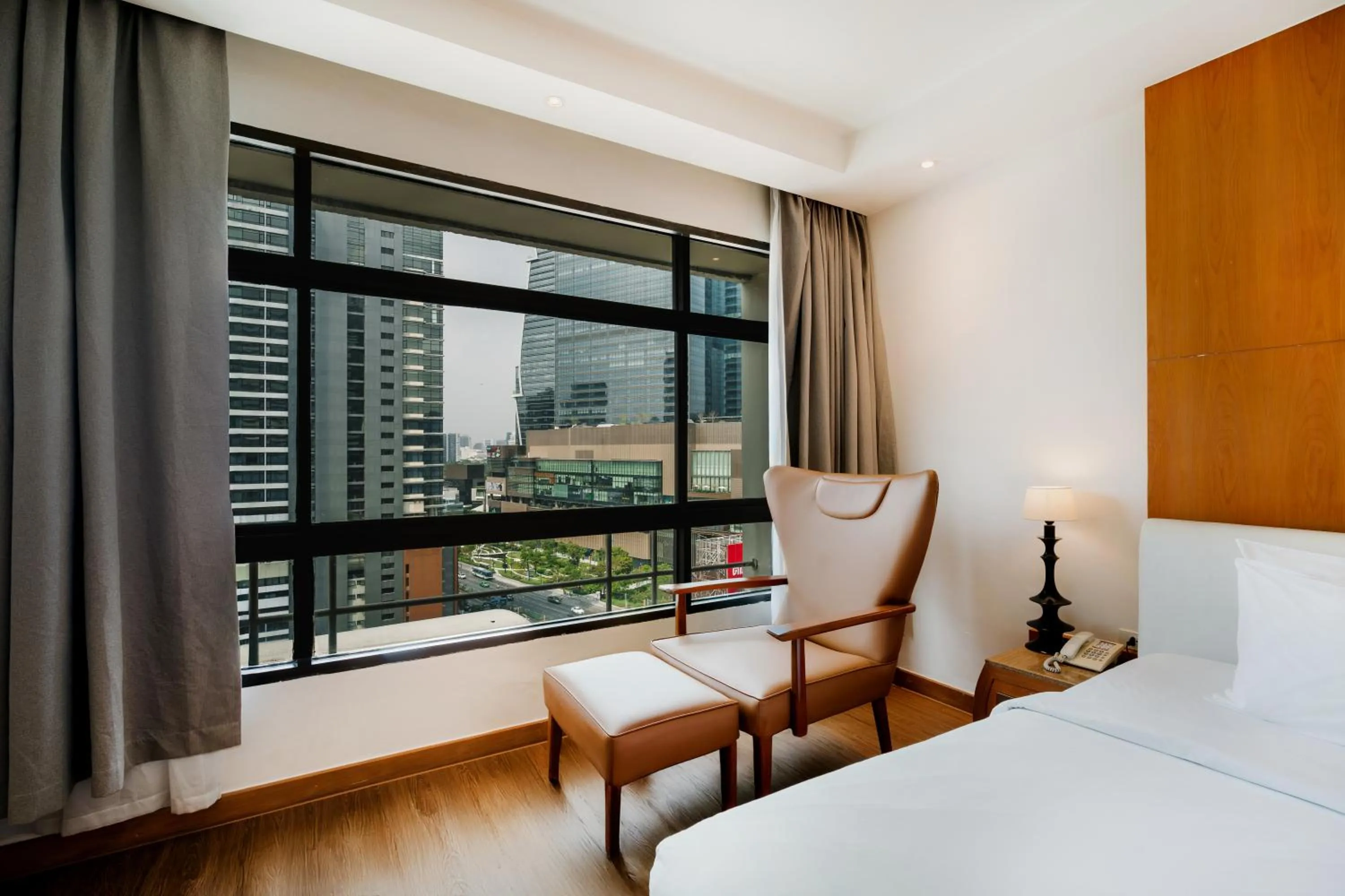 View (from property/room), Bed in Pinnacle Lumpini Park Hotel