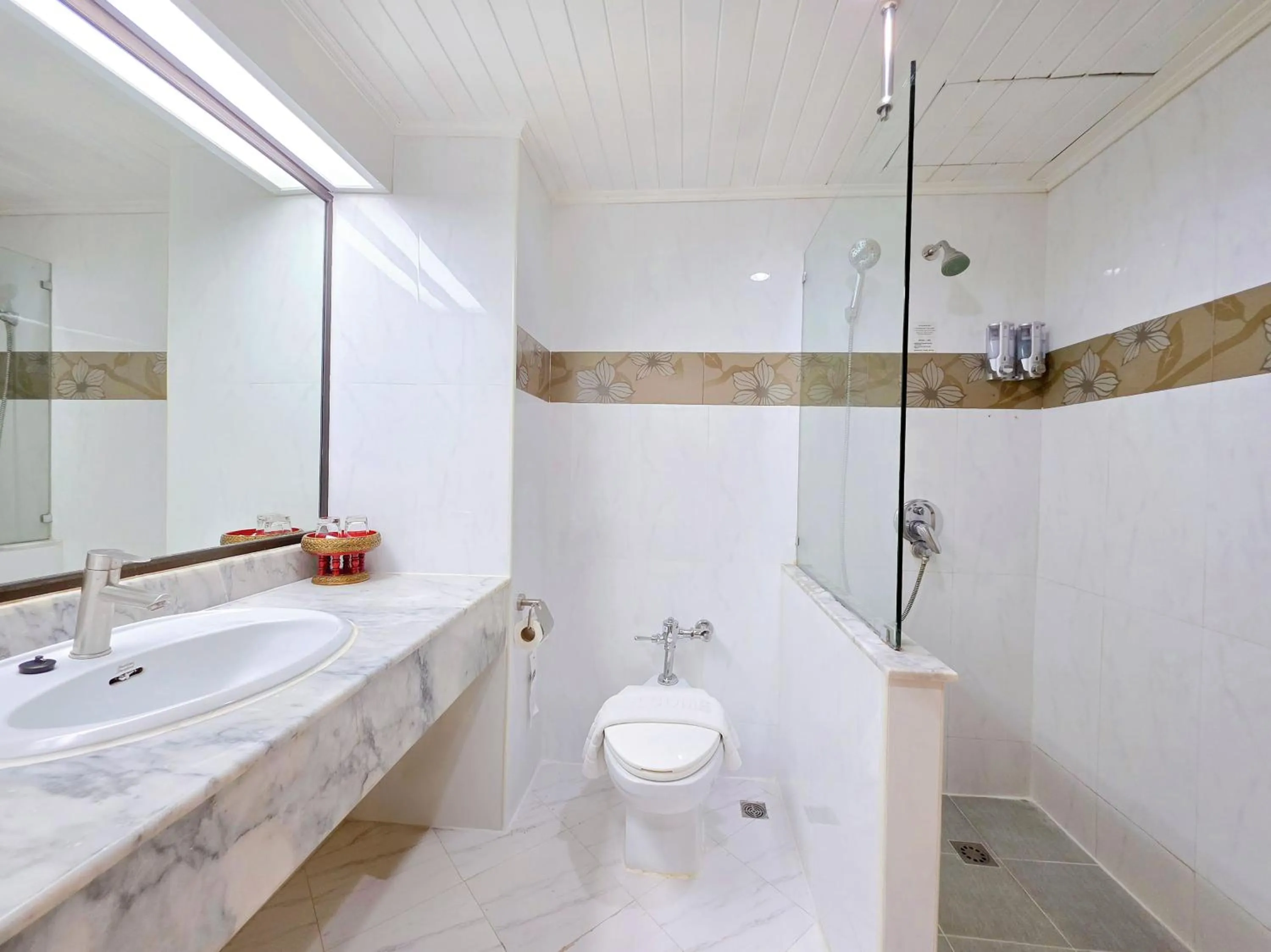 Bathroom in Pinnacle Lumpinee Park Hotel