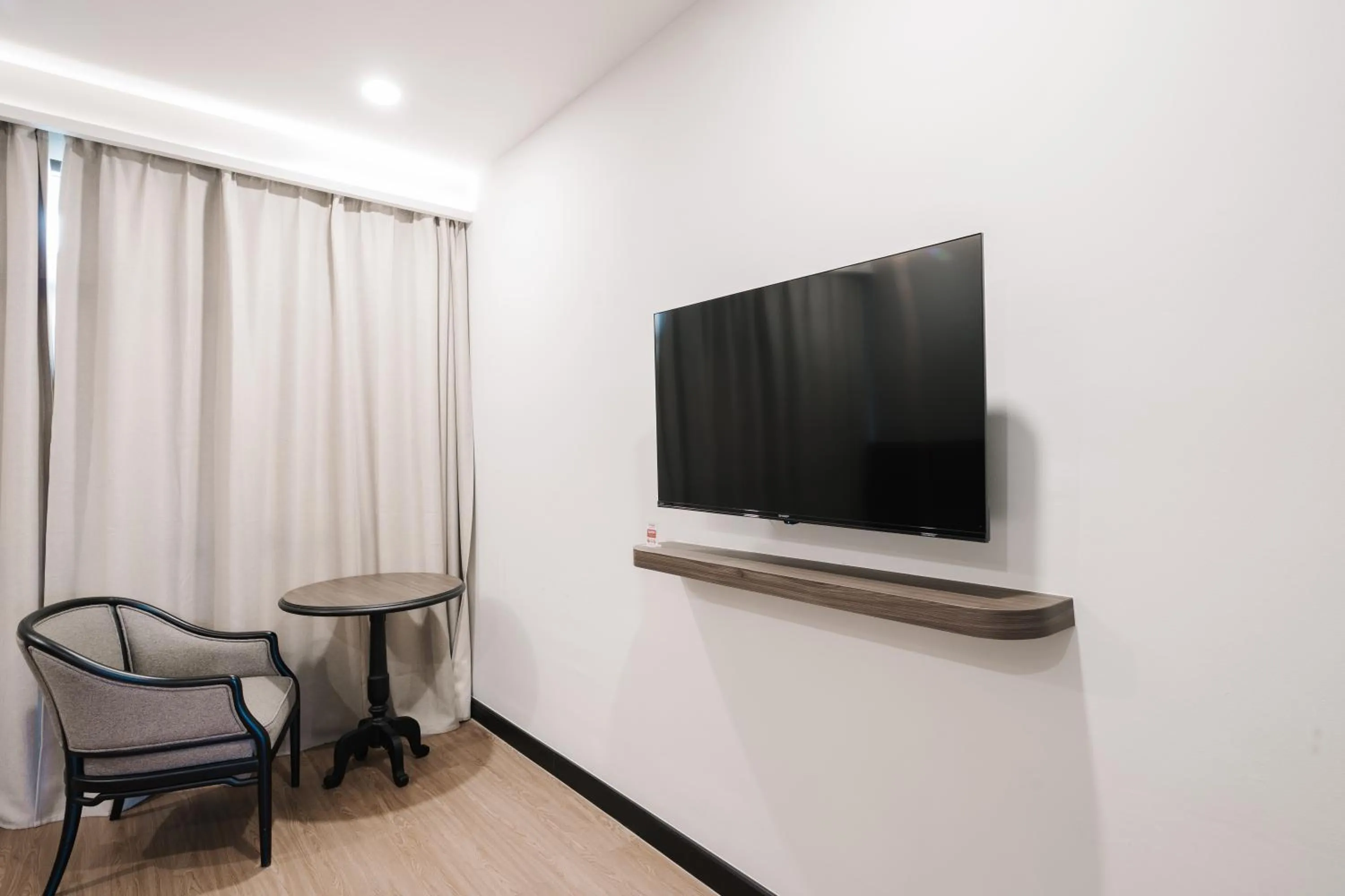 TV and multimedia in Pinnacle Lumpini Park Hotel