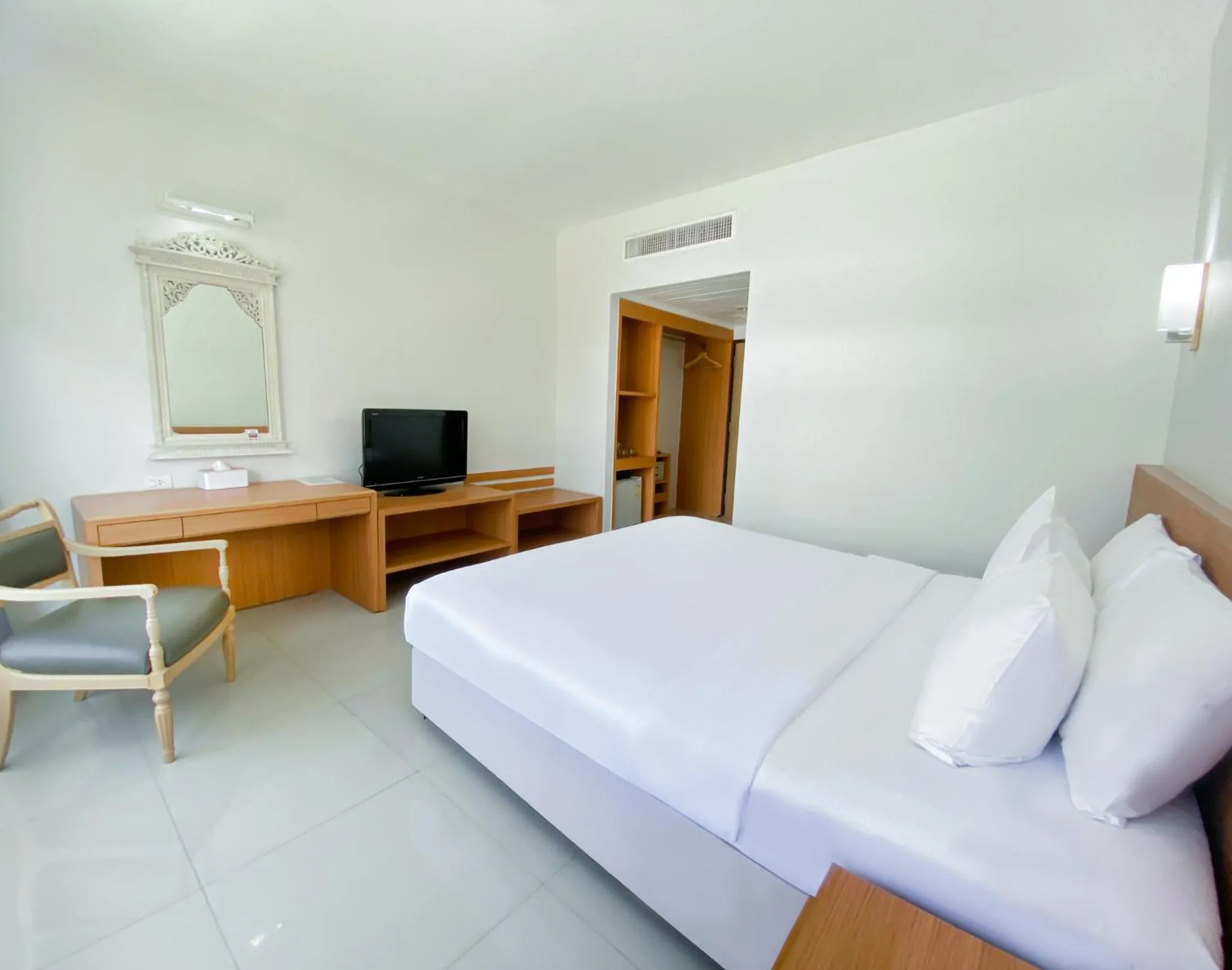 Bedroom, Bed in Pinnacle Lumpinee Park Hotel