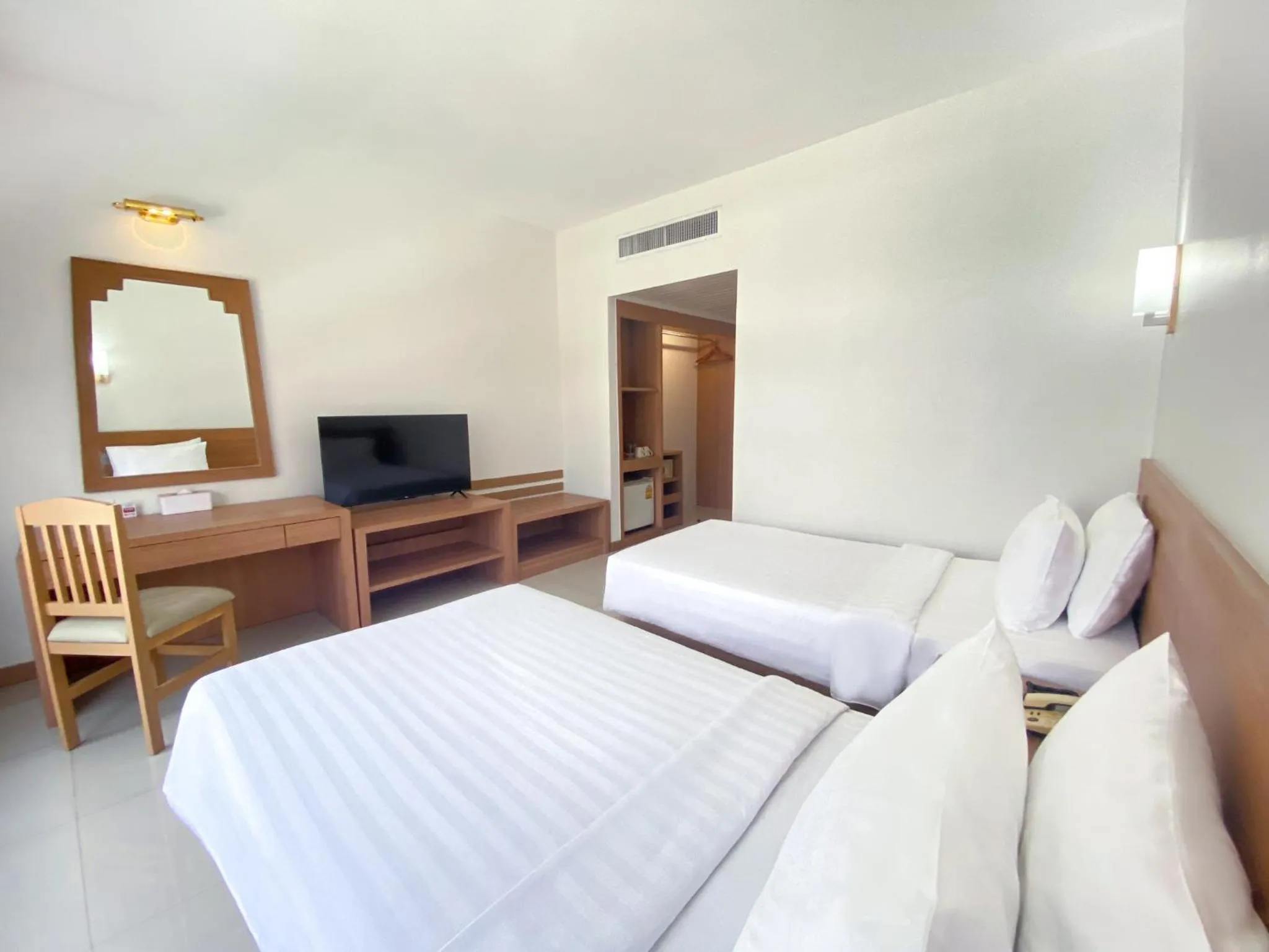 Bedroom, Bed in Pinnacle Lumpinee Park Hotel