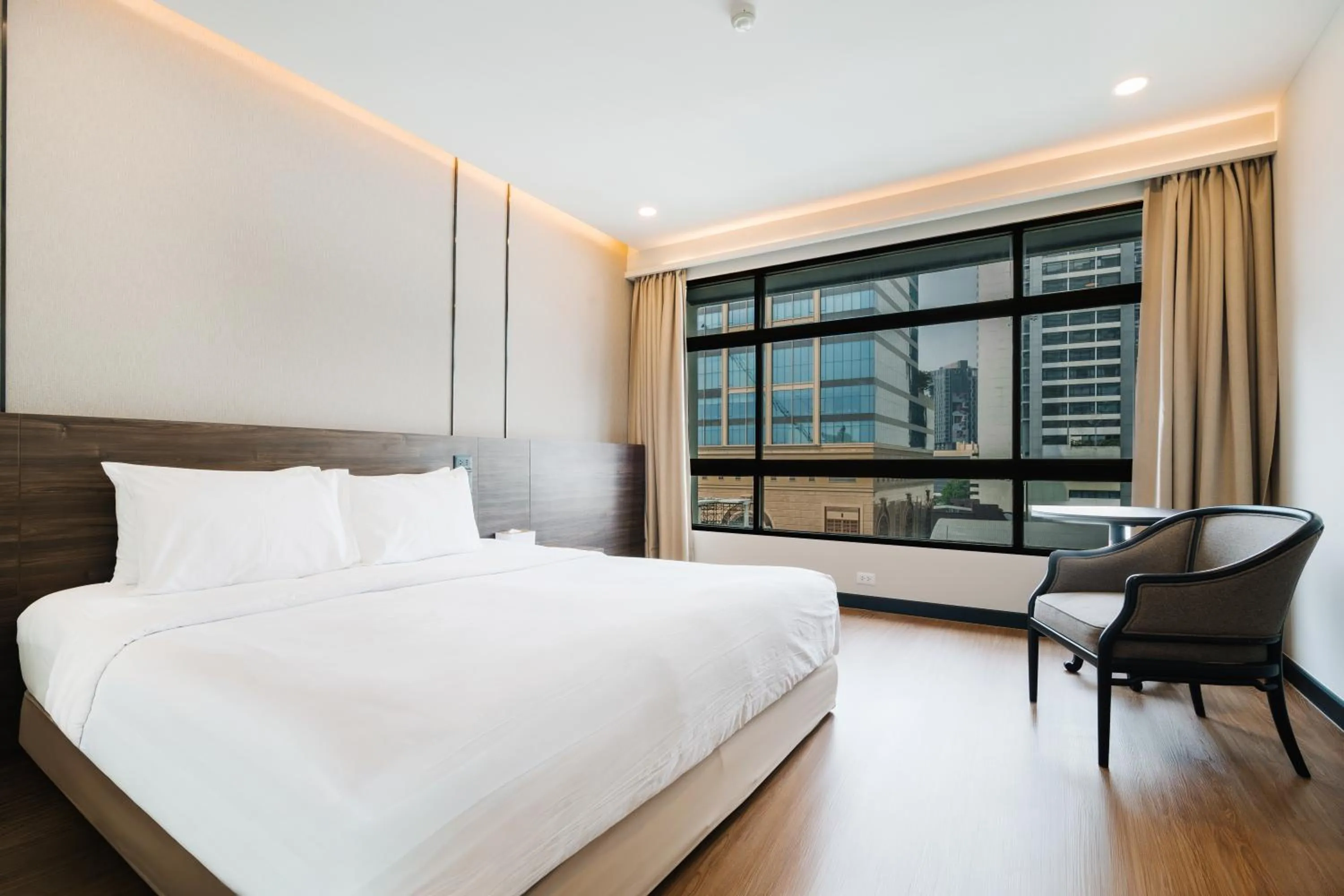 Bedroom, Bed in Pinnacle Lumpini Park Hotel