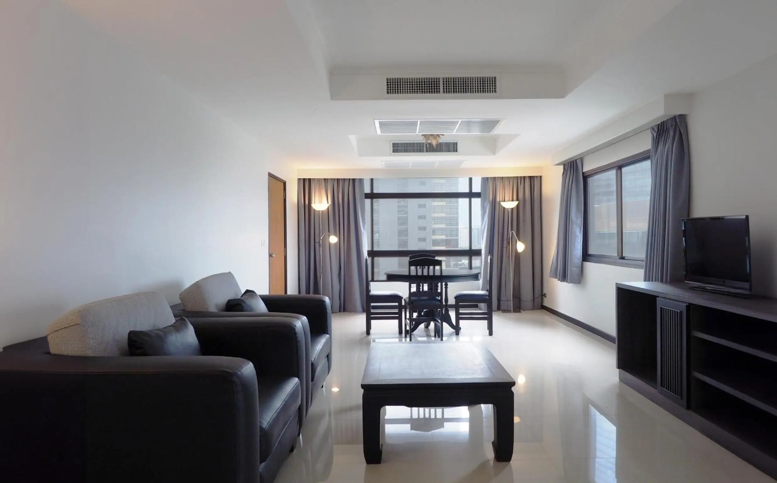 Bed in Pinnacle Lumpinee Park Hotel