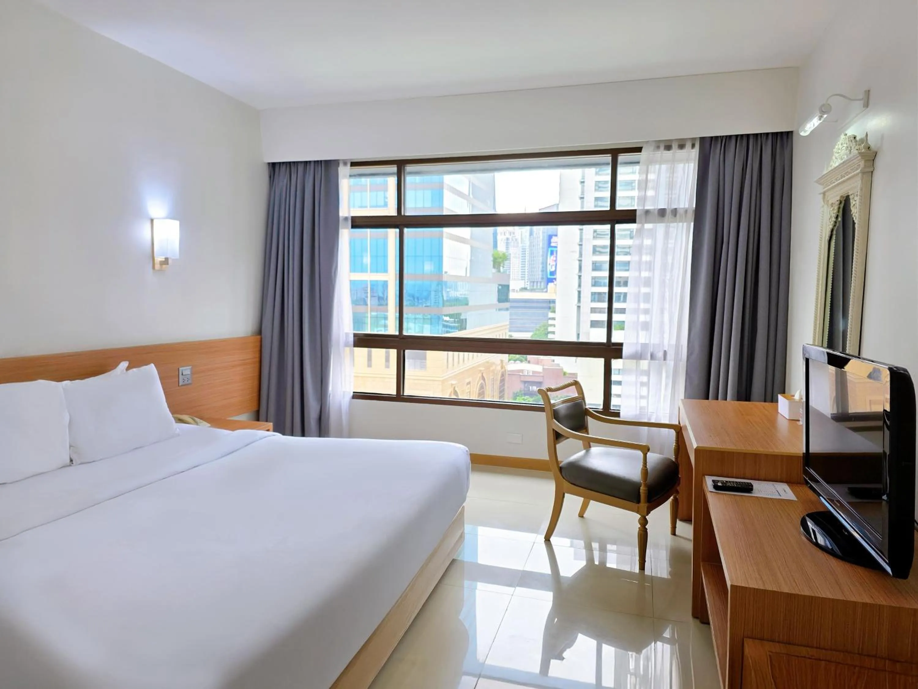 Bedroom, Bed in Pinnacle Lumpinee Park Hotel