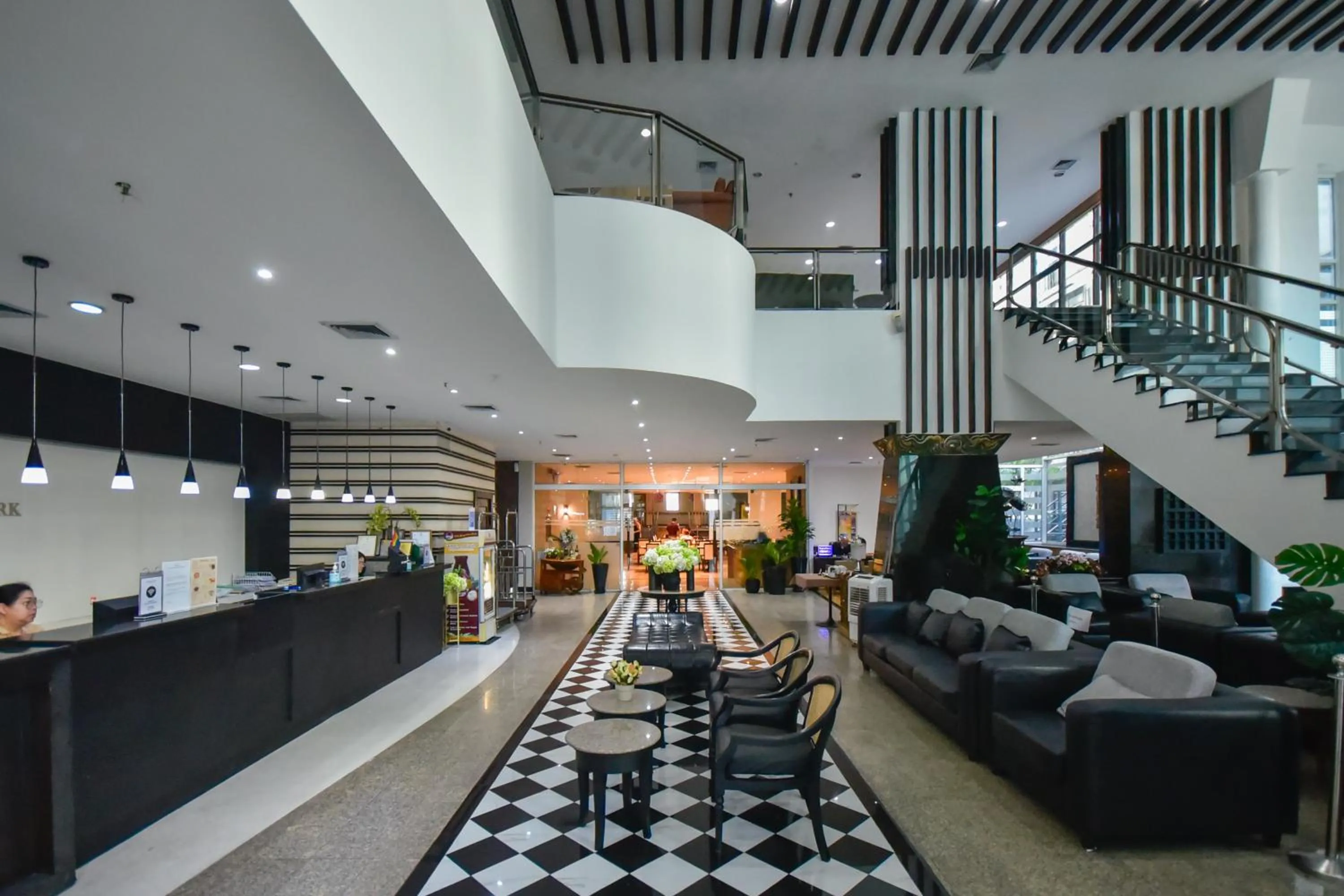Lobby or reception in Pinnacle Lumpinee Park Hotel