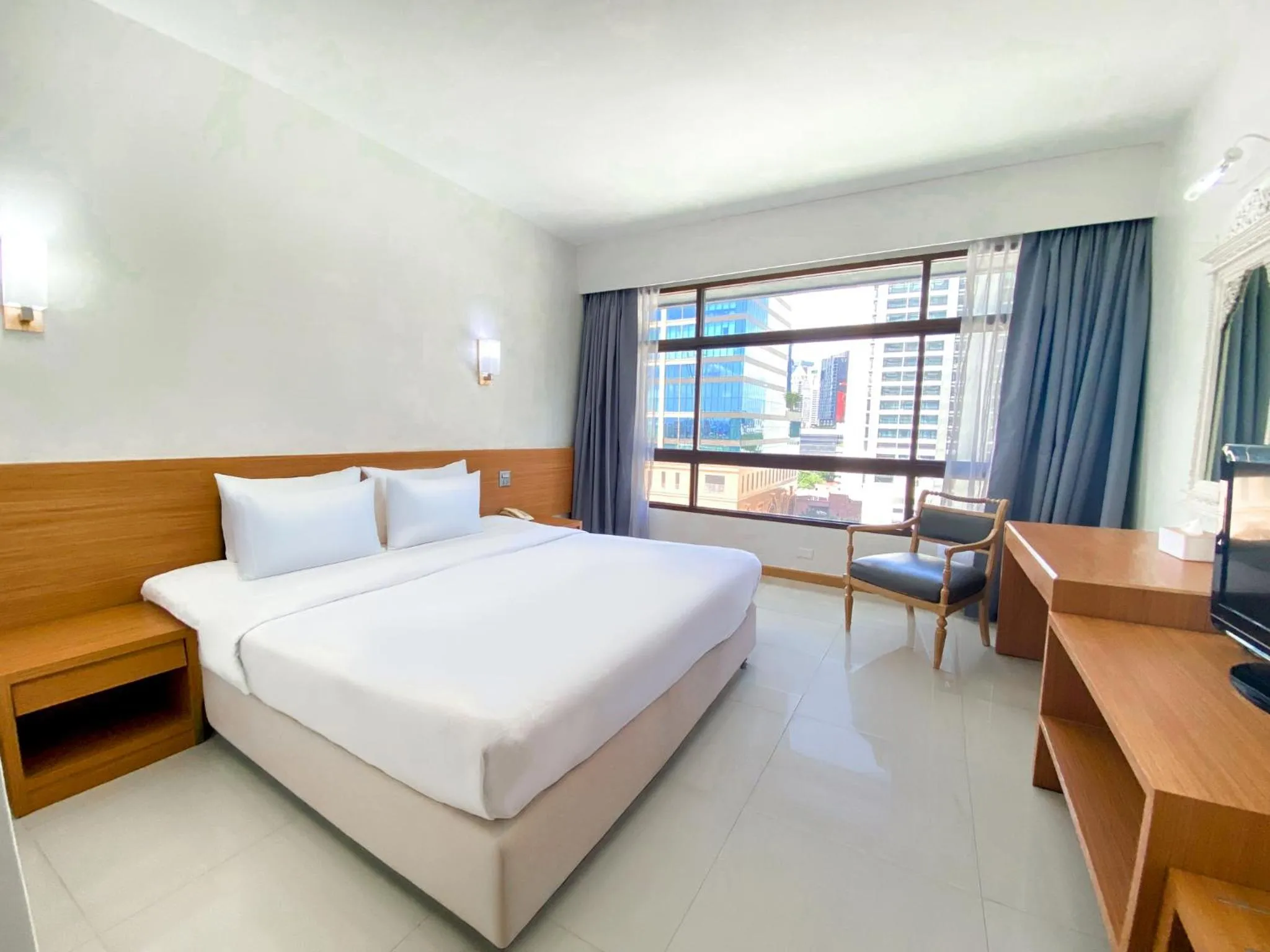 Bed in Pinnacle Lumpinee Park Hotel