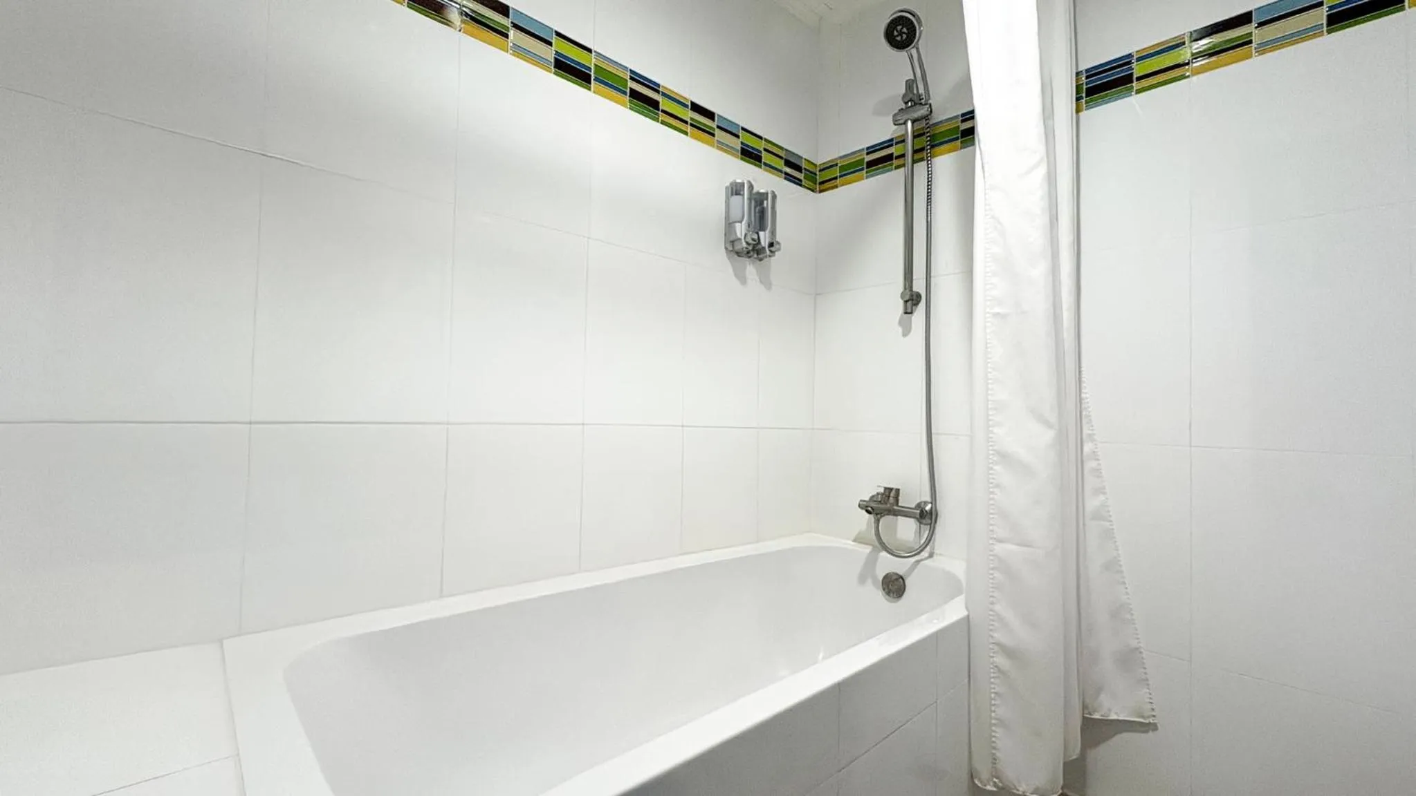 Bathroom in Pinnacle Lumpinee Park Hotel