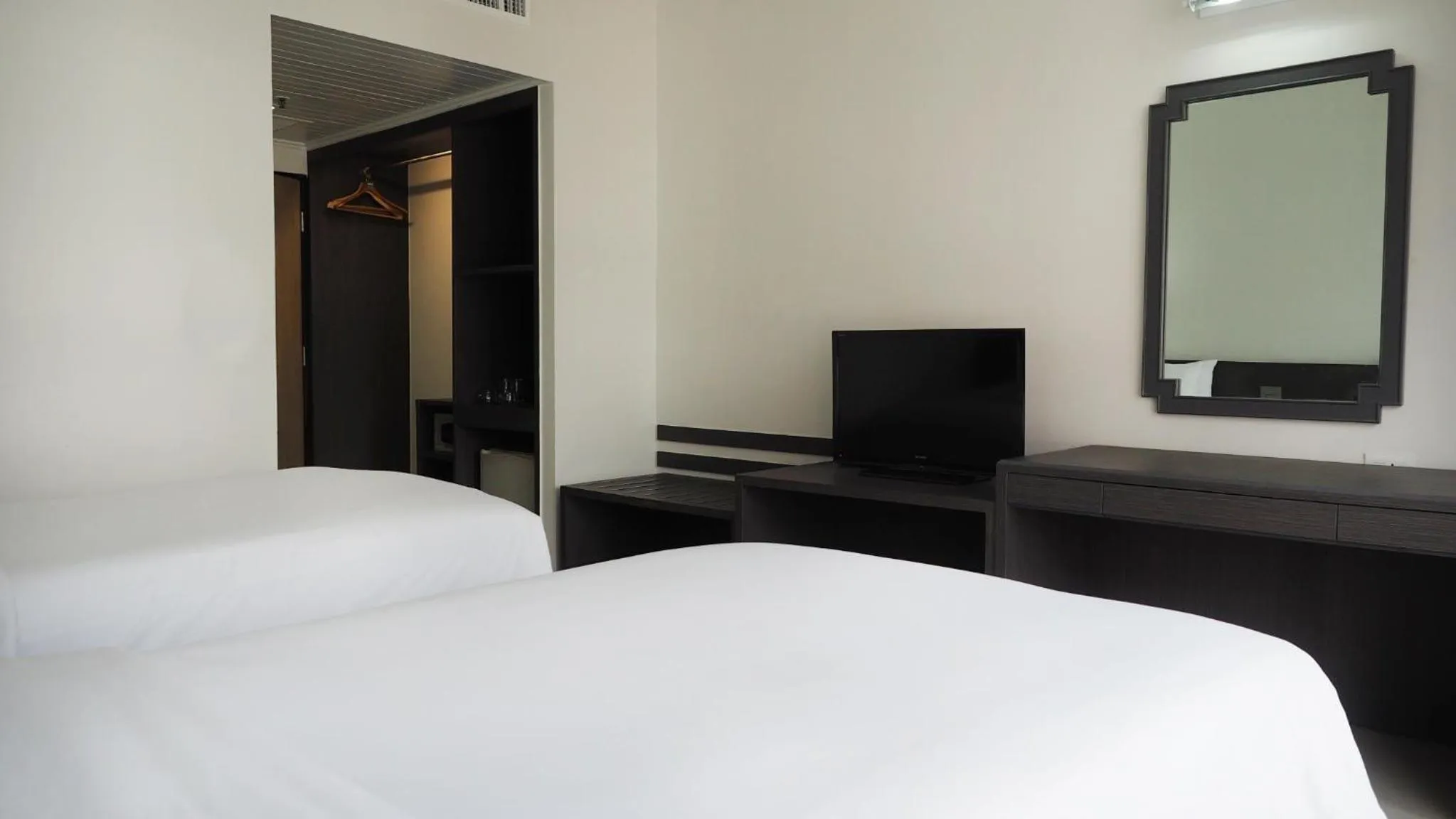 Bed in Pinnacle Lumpinee Park Hotel