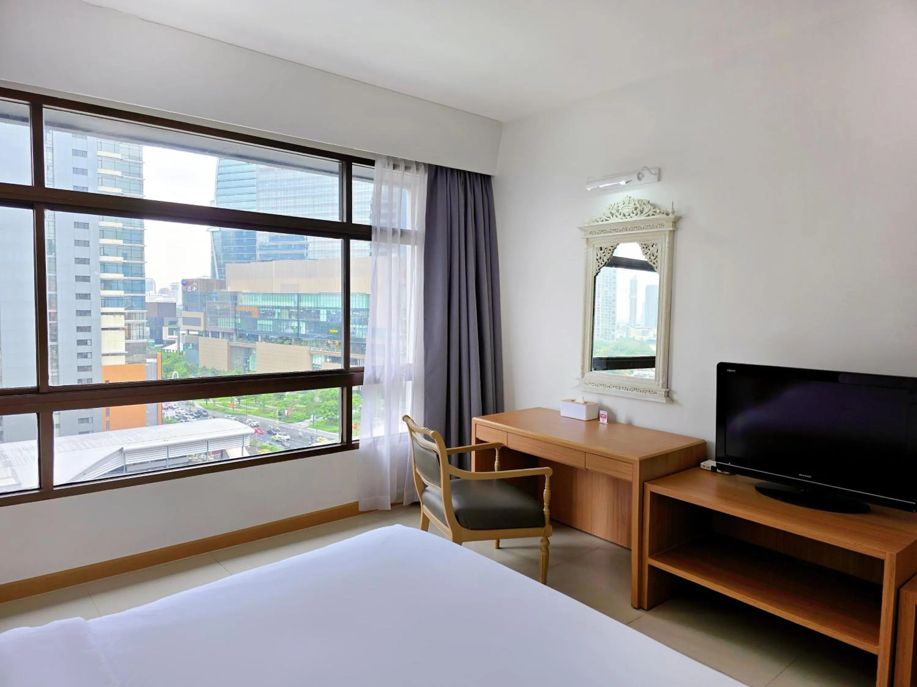 Seating area, Bed in Pinnacle Lumpinee Park Hotel