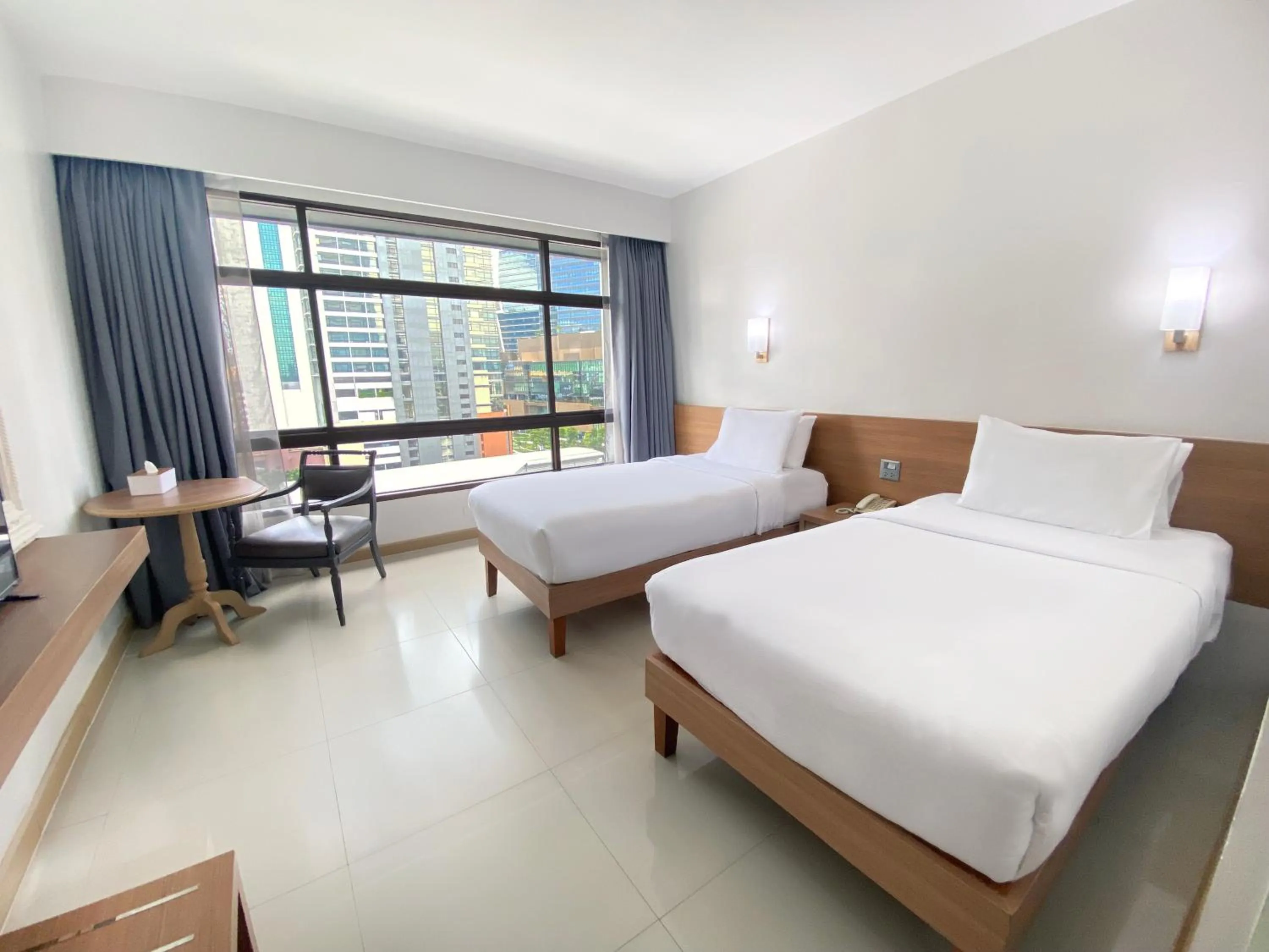 Bed in Pinnacle Lumpinee Park Hotel