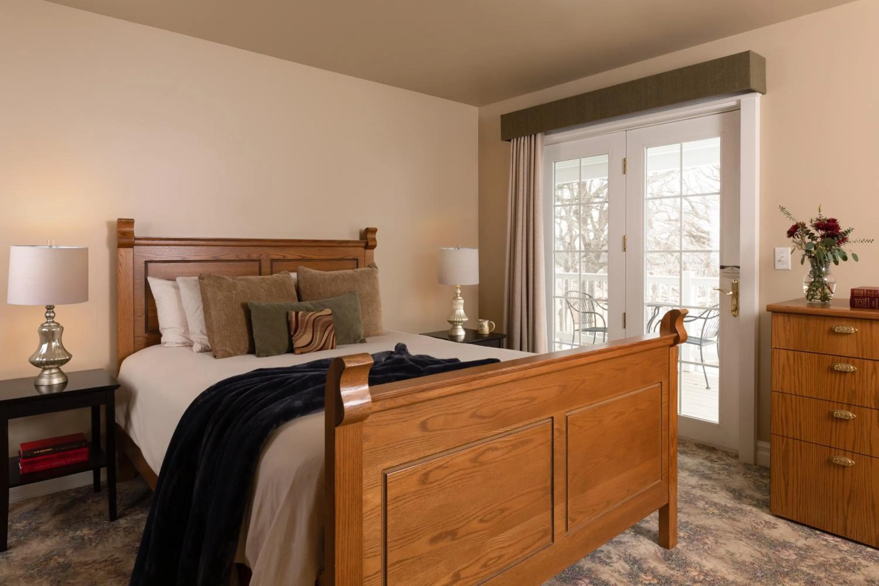 Bed in The Oakwood Inn Okoboji