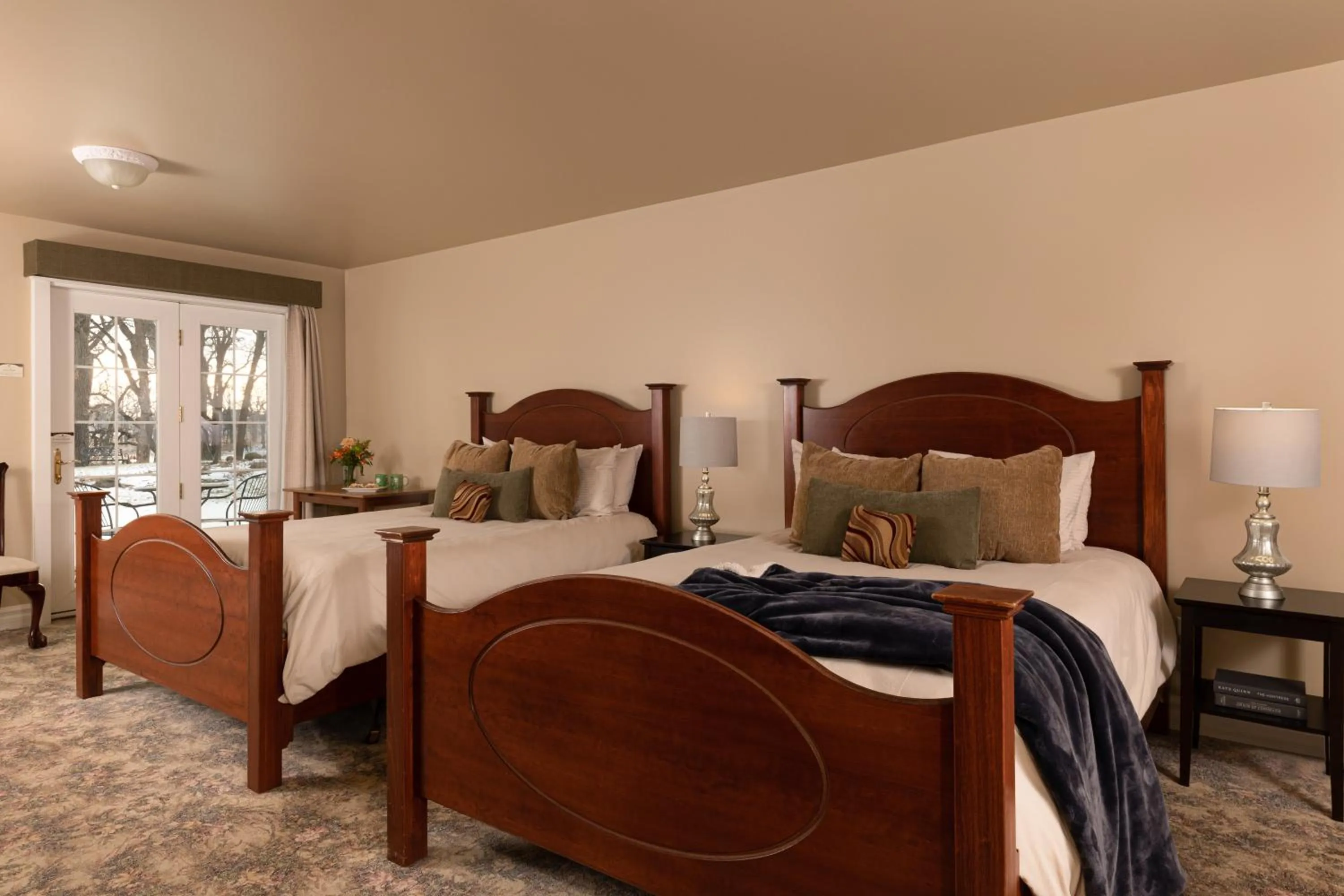 Photo of the whole room, Bed in The Oakwood Inn Okoboji