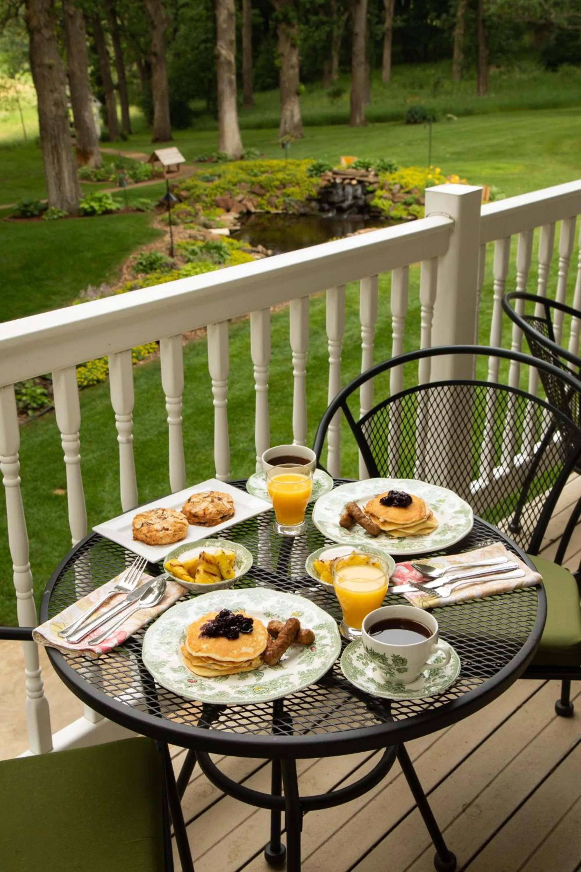 Breakfast in The Oakwood Inn Okoboji