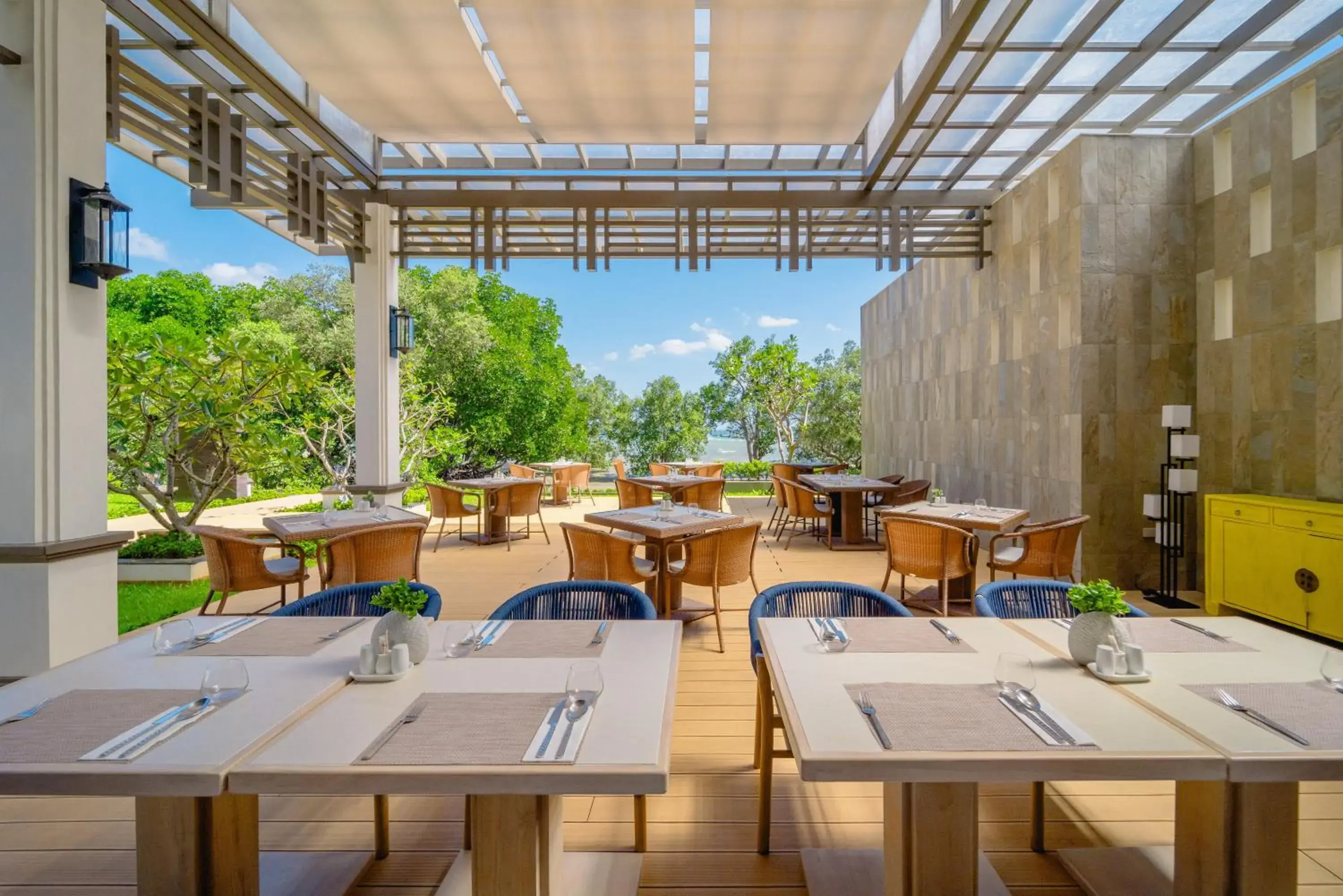 Restaurant/places to eat in Bhu Nga Thani Resort & Villas Railay Restaurant/places to eat in Bhu Nga Thani Resort & Villas Railay