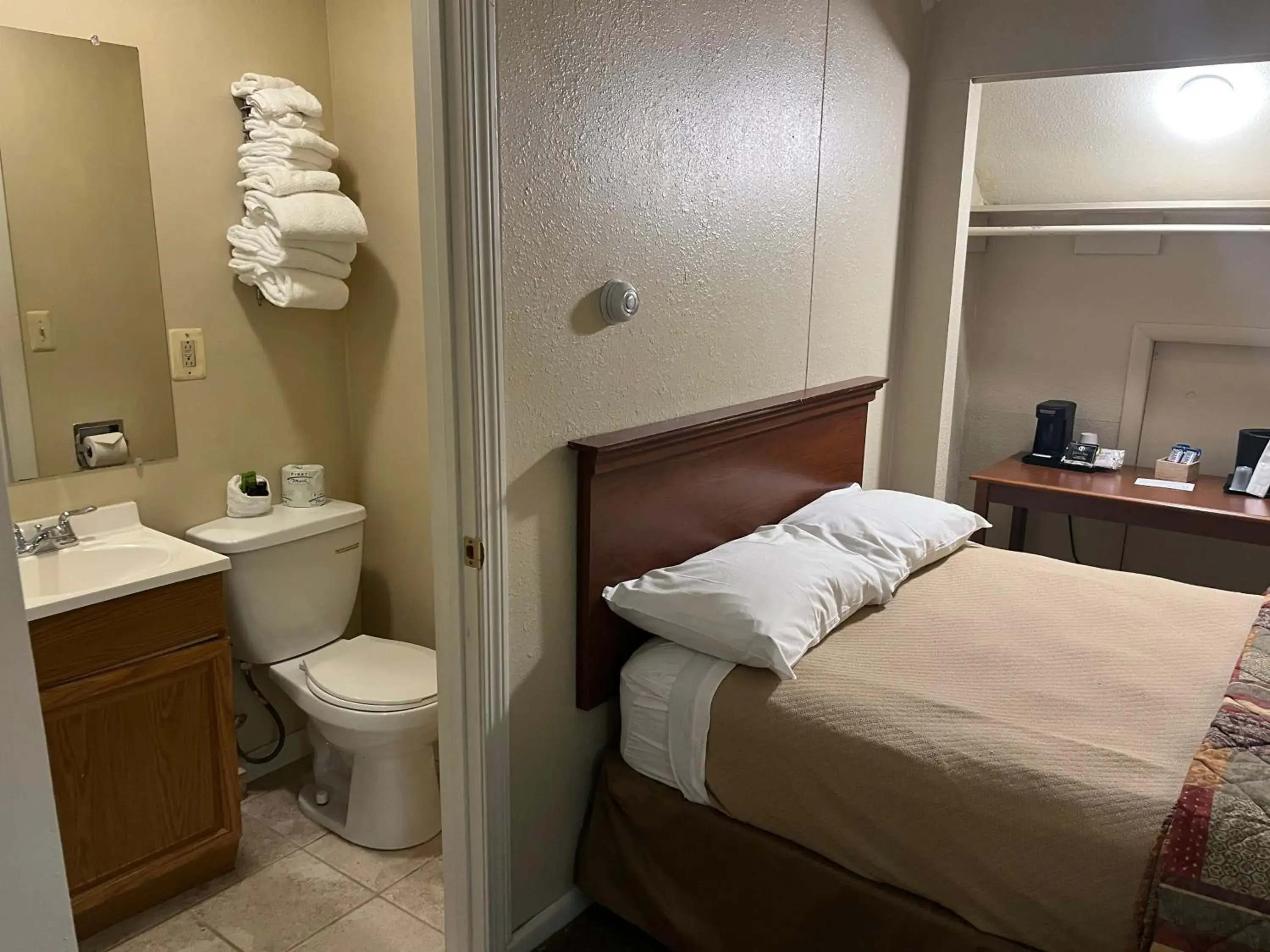 Economy Twin Room - Non Pet Friendly in The Upper Pass Lodge Economy Twin Room - Non Pet Friendly in The Upper Pass Lodge