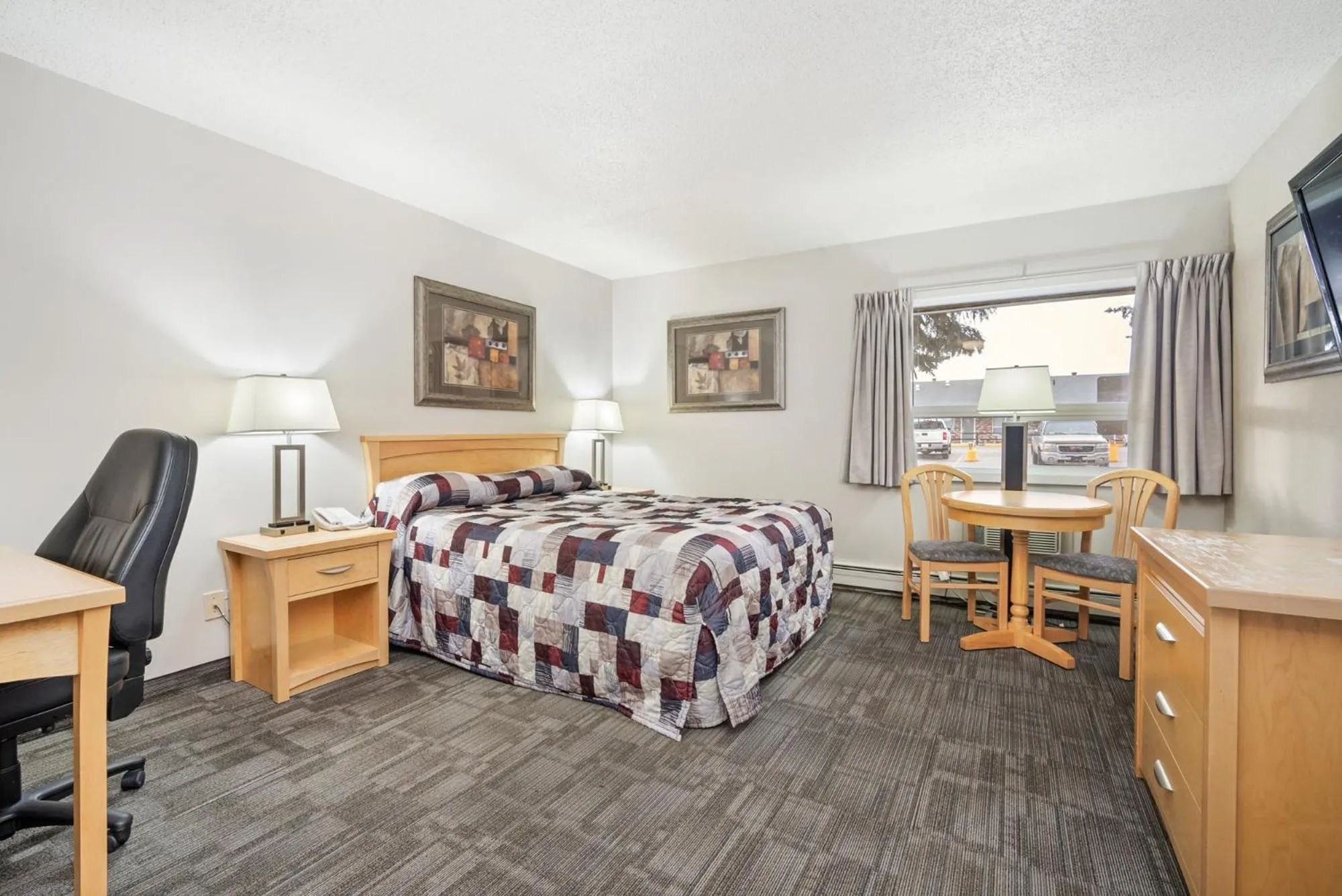 Bed in Guest House Inn & Suites