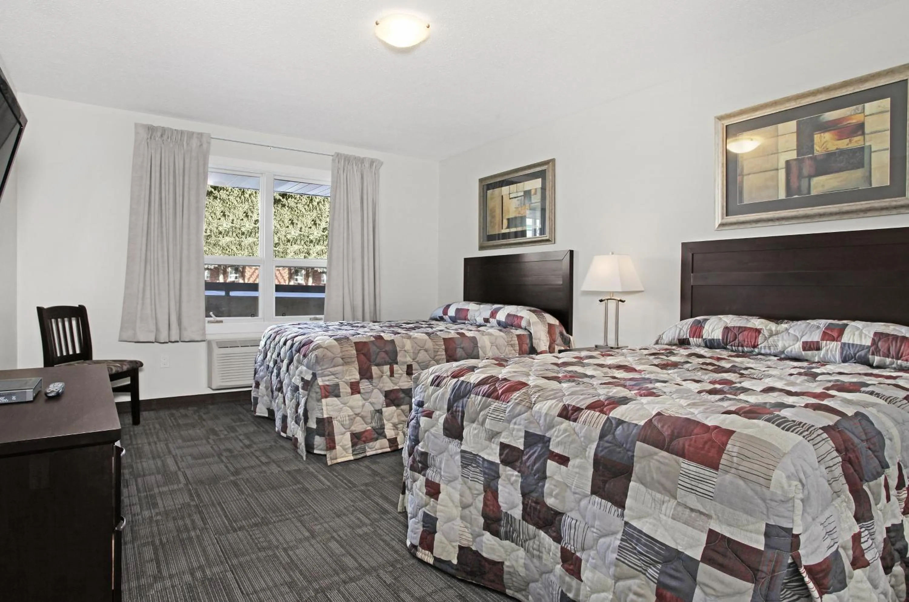 Bed in Guest House Inn & Suites