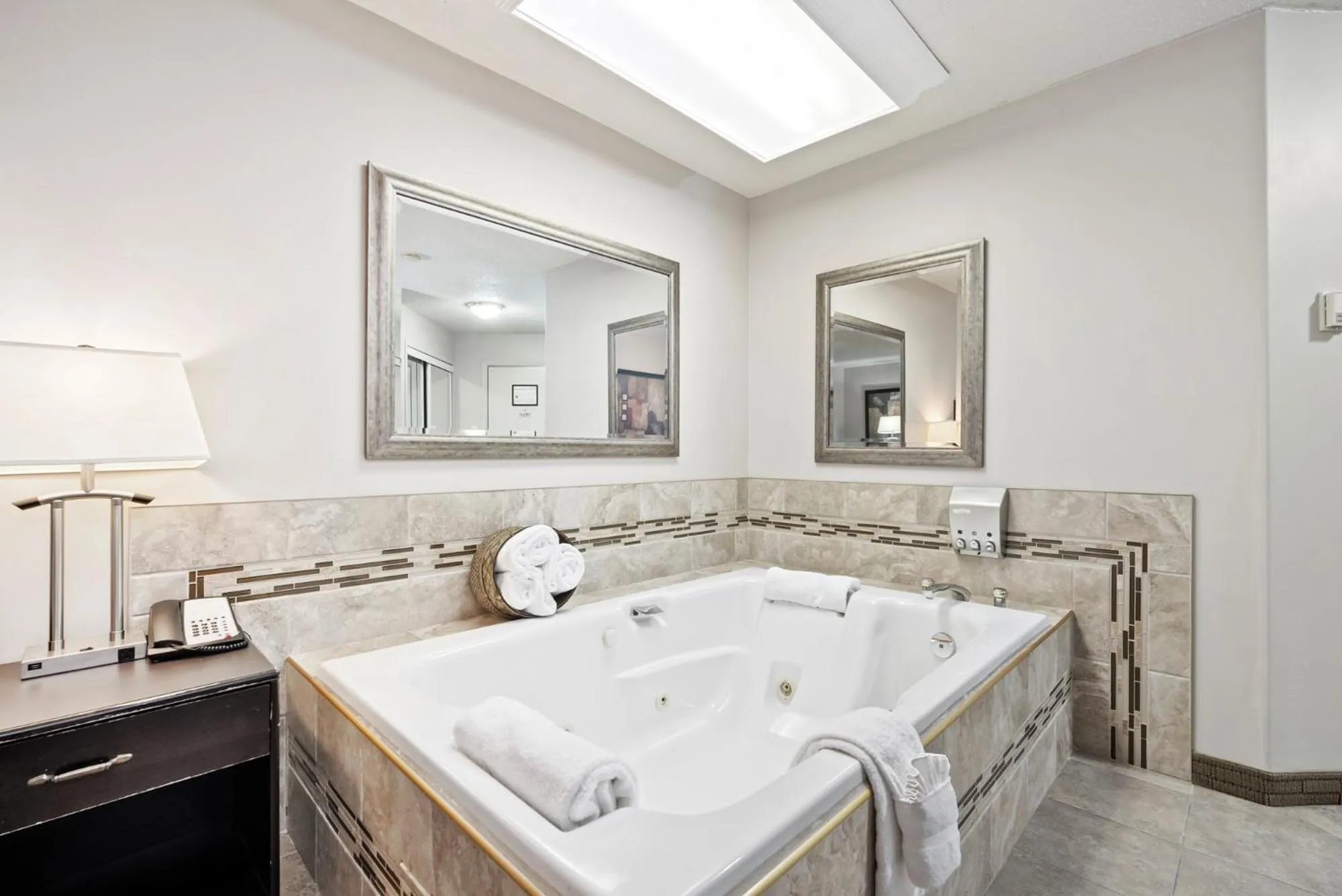 Bed in Guest House Inn & Suites