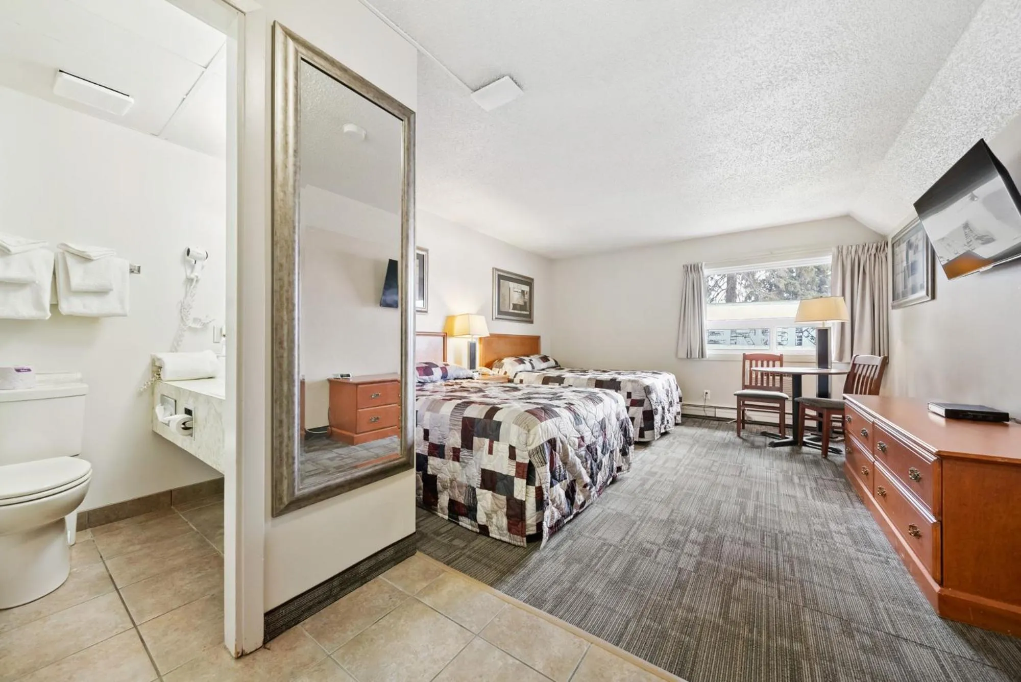 Bed in Guest House Inn & Suites