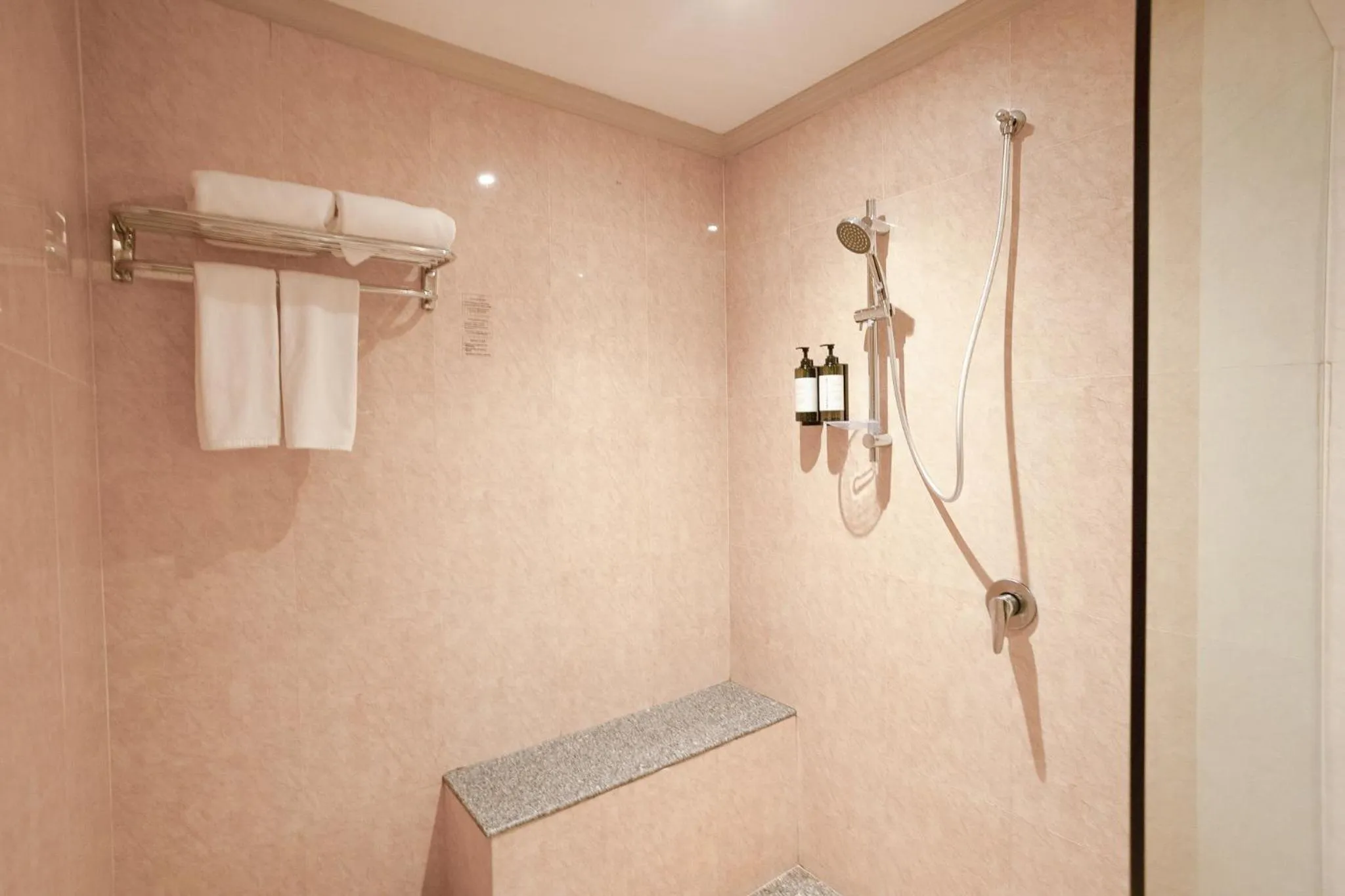 Bathroom in Pinnacle Grand Jomtien Resort and Beach Club