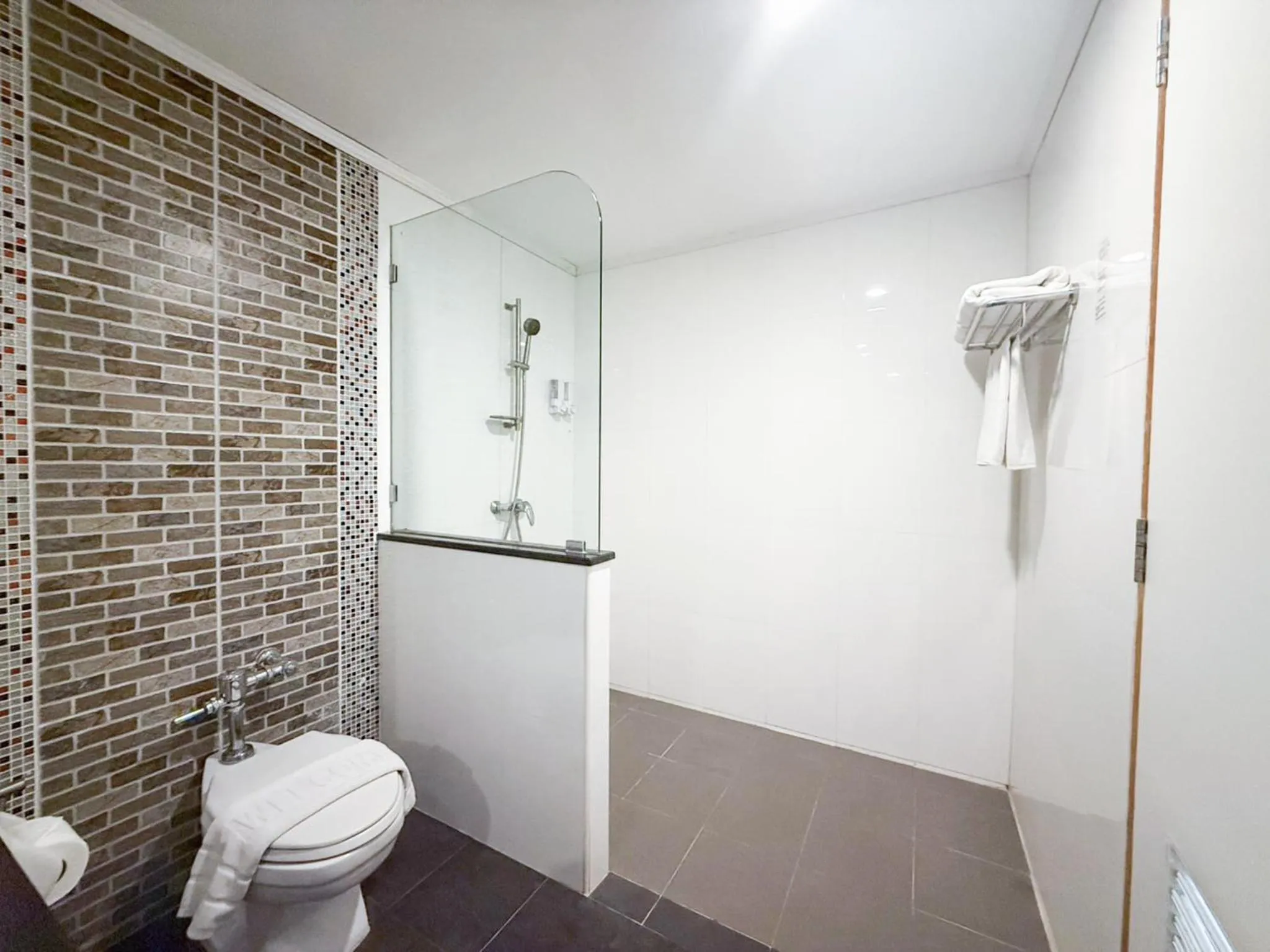 Bathroom in Pinnacle Grand Jomtien Resort and Beach Club