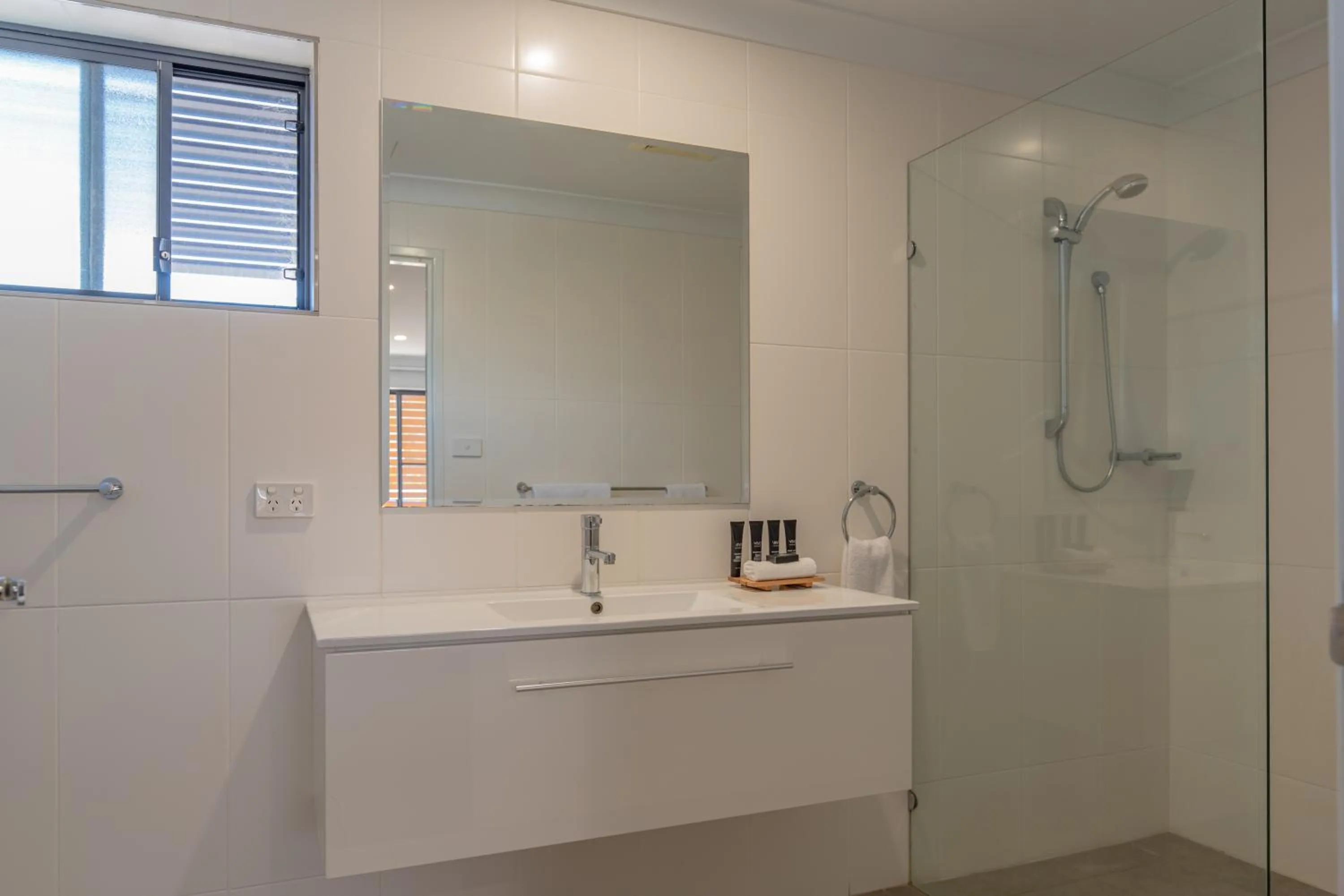 Shower in Best Western Club Quirindi Motel