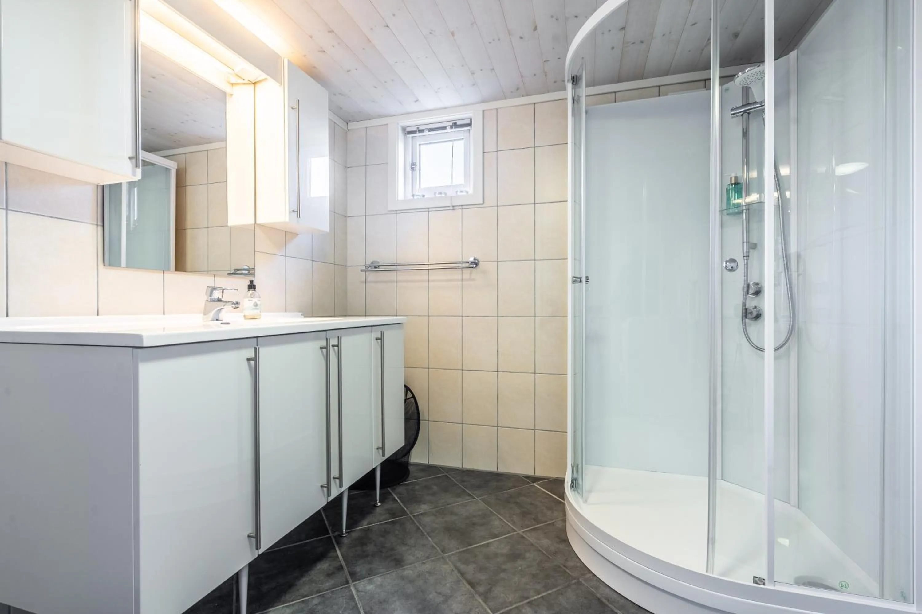 Shower in Lofoten Links Lodges