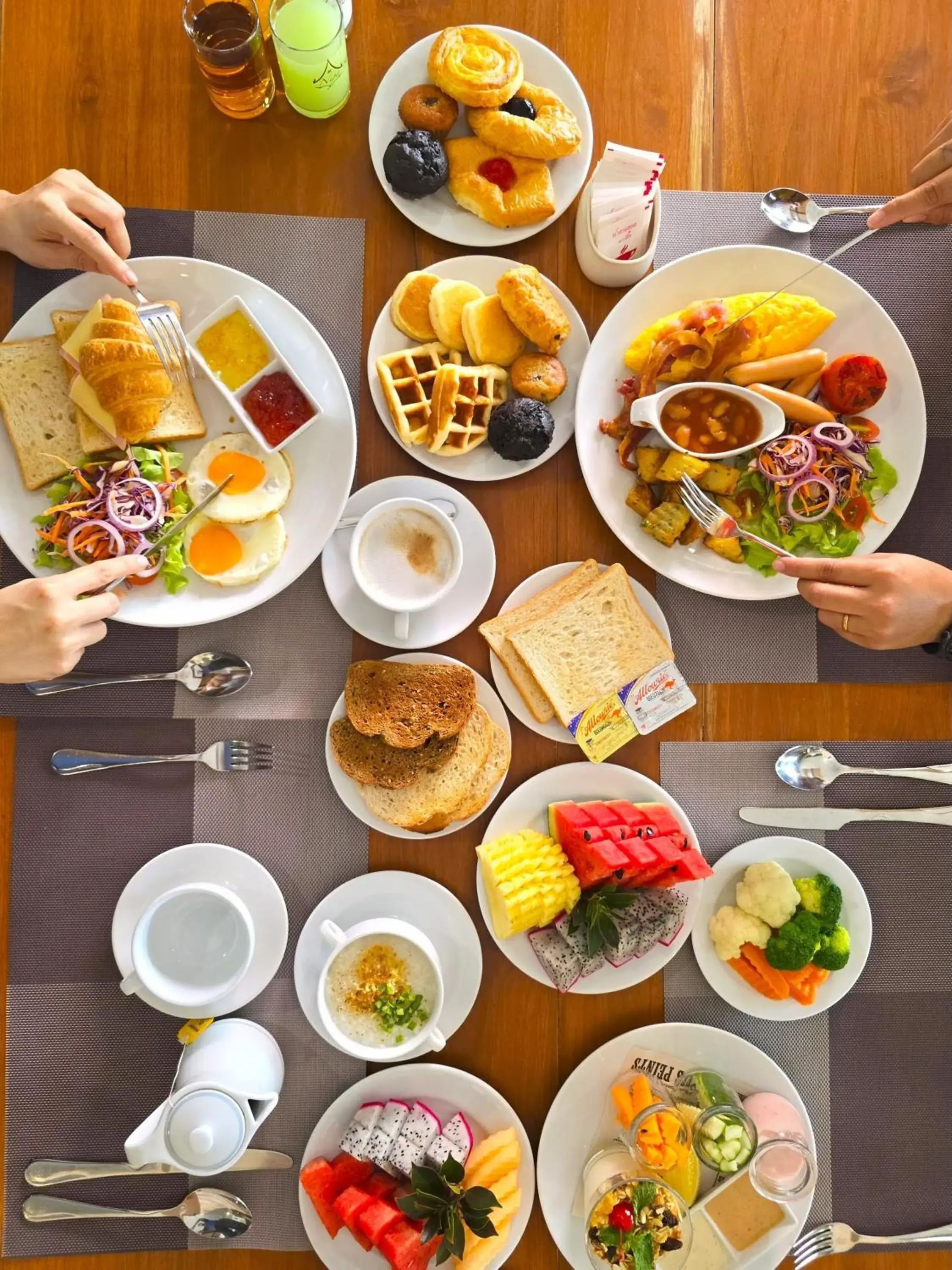 Restaurant/places to eat in Nipa Resort, Patong Beach Restaurant/places to eat in Nipa Resort, Patong Beach