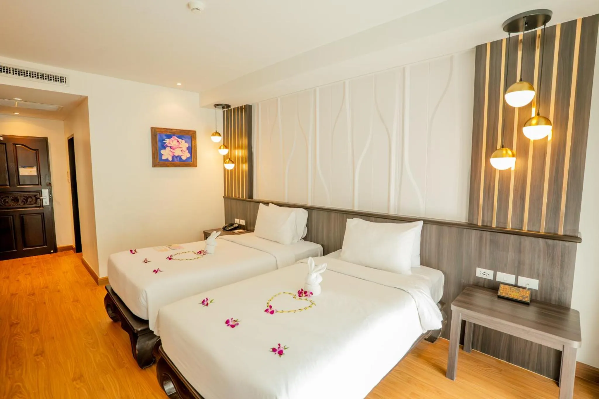 Photo of the whole room, Bed in Nipa Resort, Patong Beach