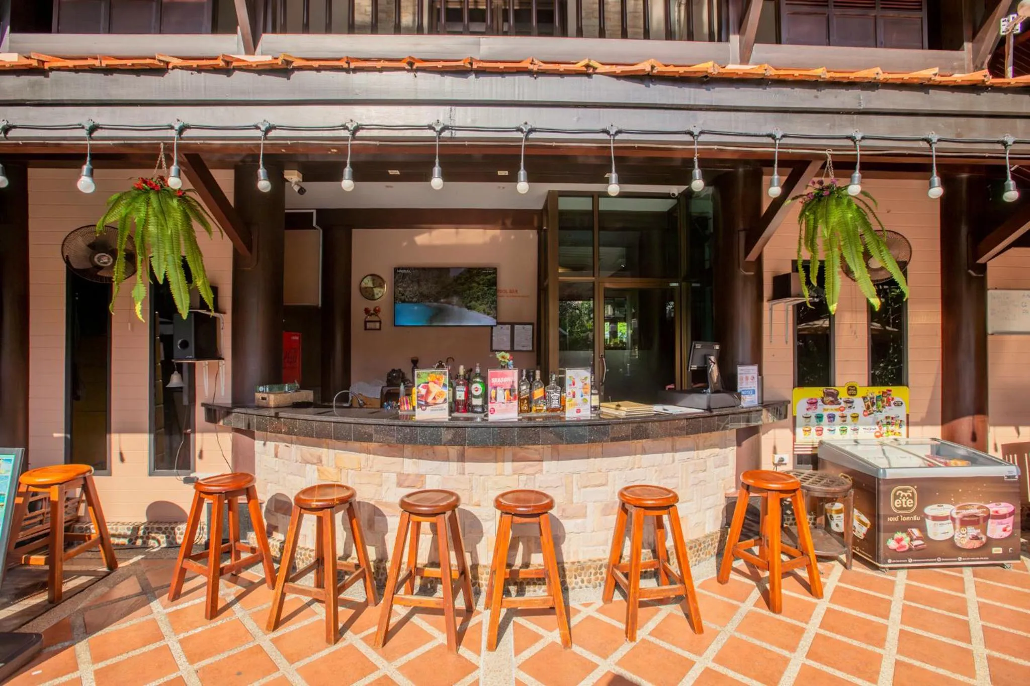 Lounge or bar in Nipa Resort, Patong Beach