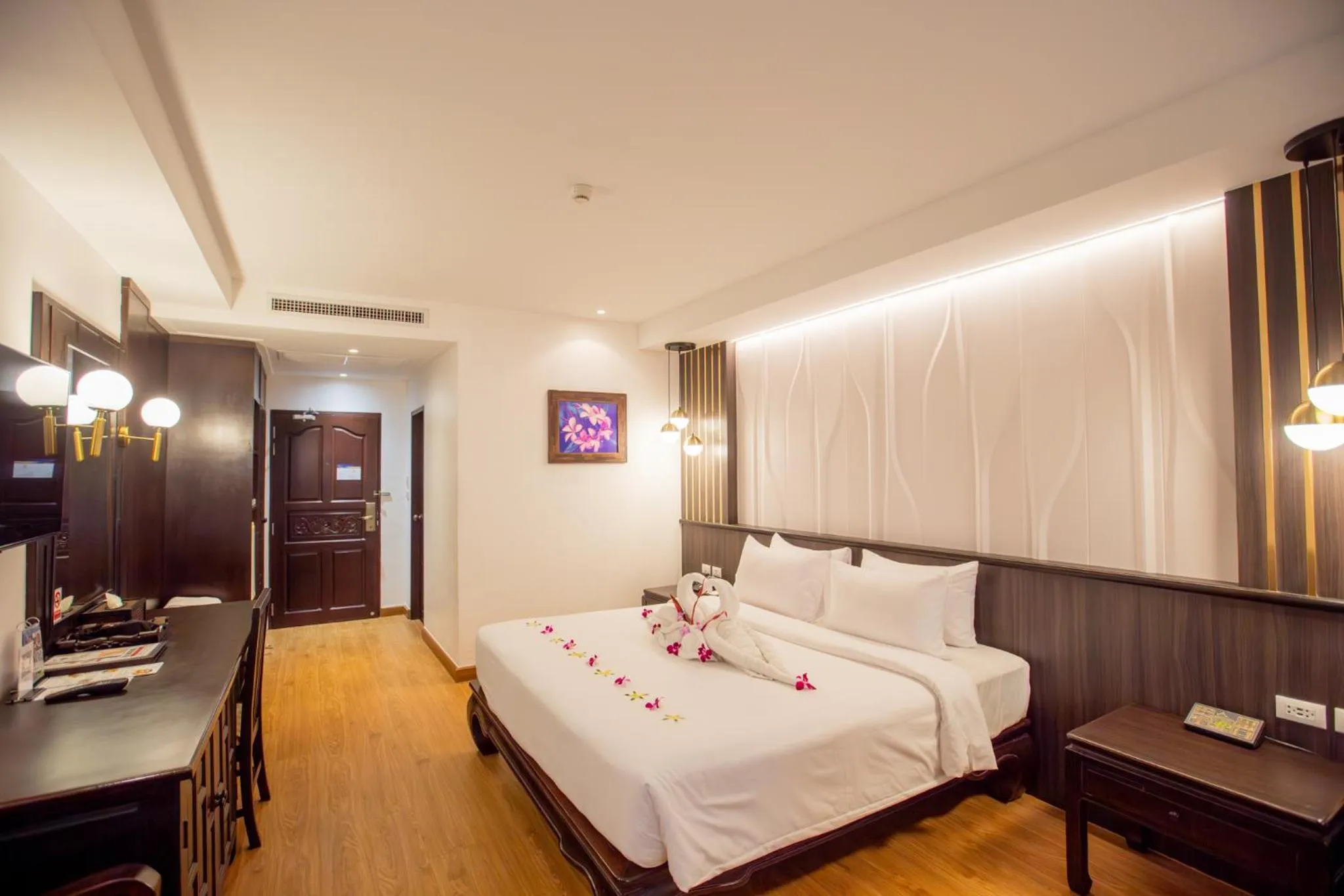 Photo of the whole room, Bed in Nipa Resort, Patong Beach