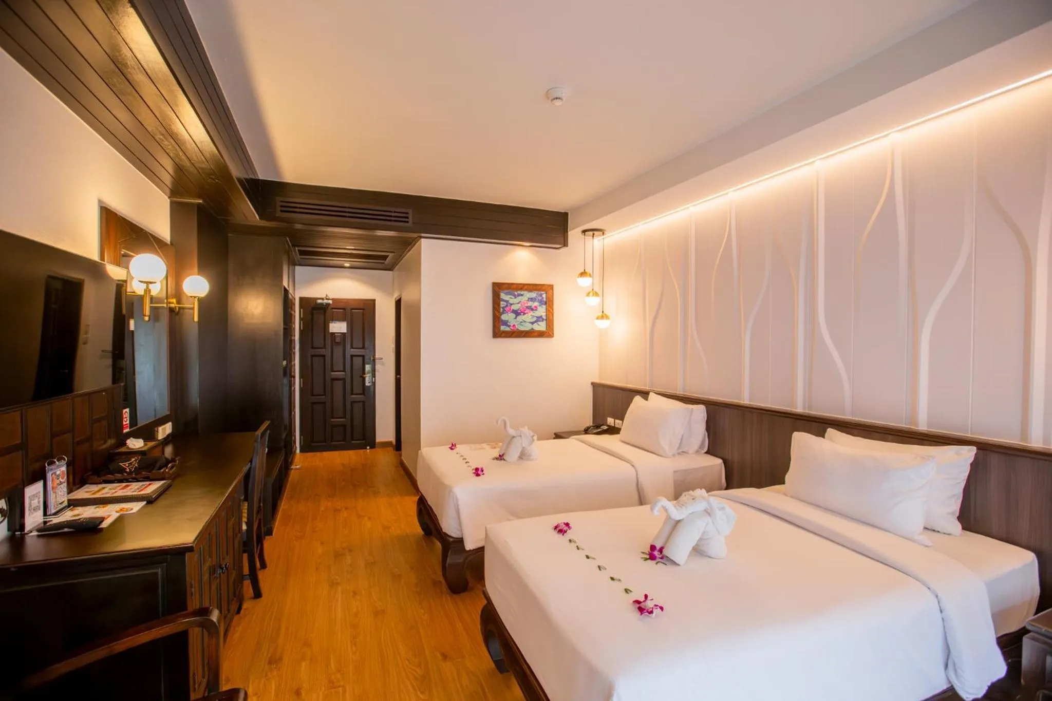 Photo of the whole room, Bed in Nipa Resort, Patong Beach