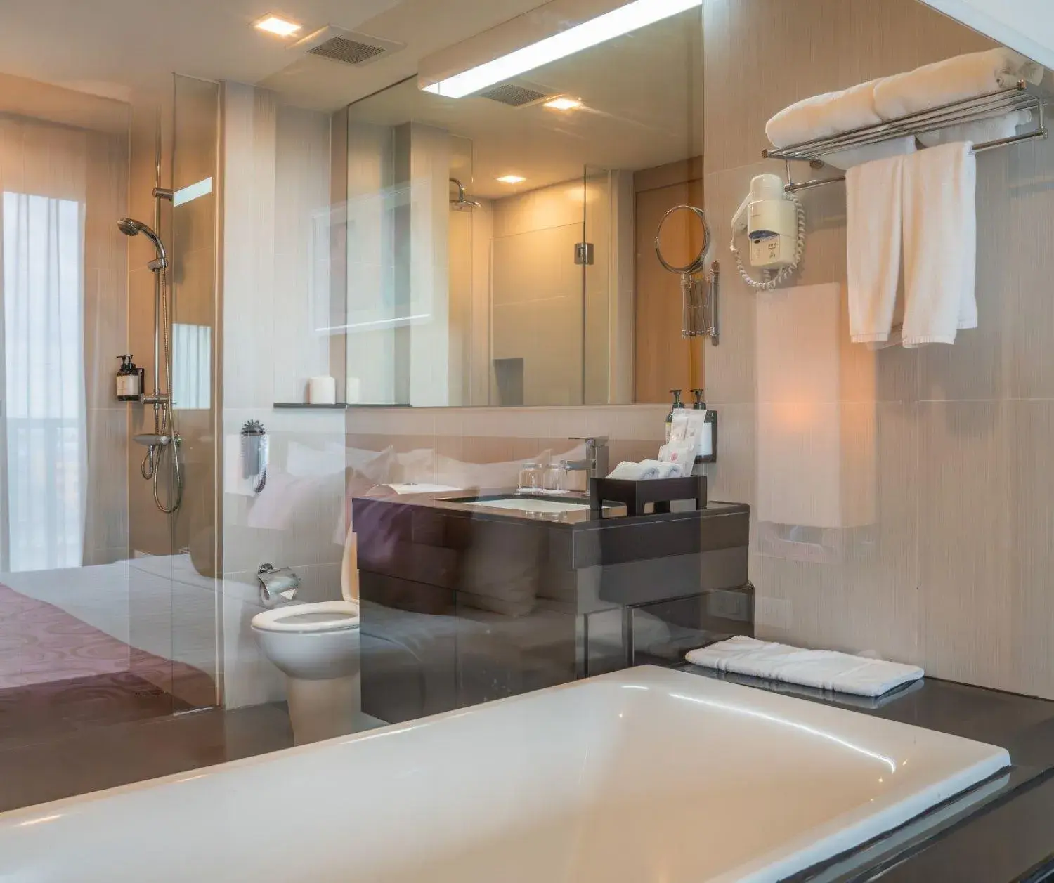 Deluxe Plus King Room with Balcony in Amaranth Suvarnabhumi Hotel - Free Suvarnabhumi Airport Shuttle Deluxe Plus King Room with Balcony in Amaranth Suvarnabhumi Hotel - Free Suvarnabhumi Airport Shuttle