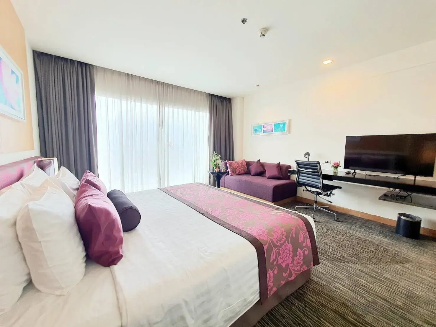 Deluxe Plus King Room with Balcony in Amaranth Suvarnabhumi Hotel - Free Suvarnabhumi Airport Shuttle Deluxe Plus King Room with Balcony in Amaranth Suvarnabhumi Hotel - Free Suvarnabhumi Airport Shuttle